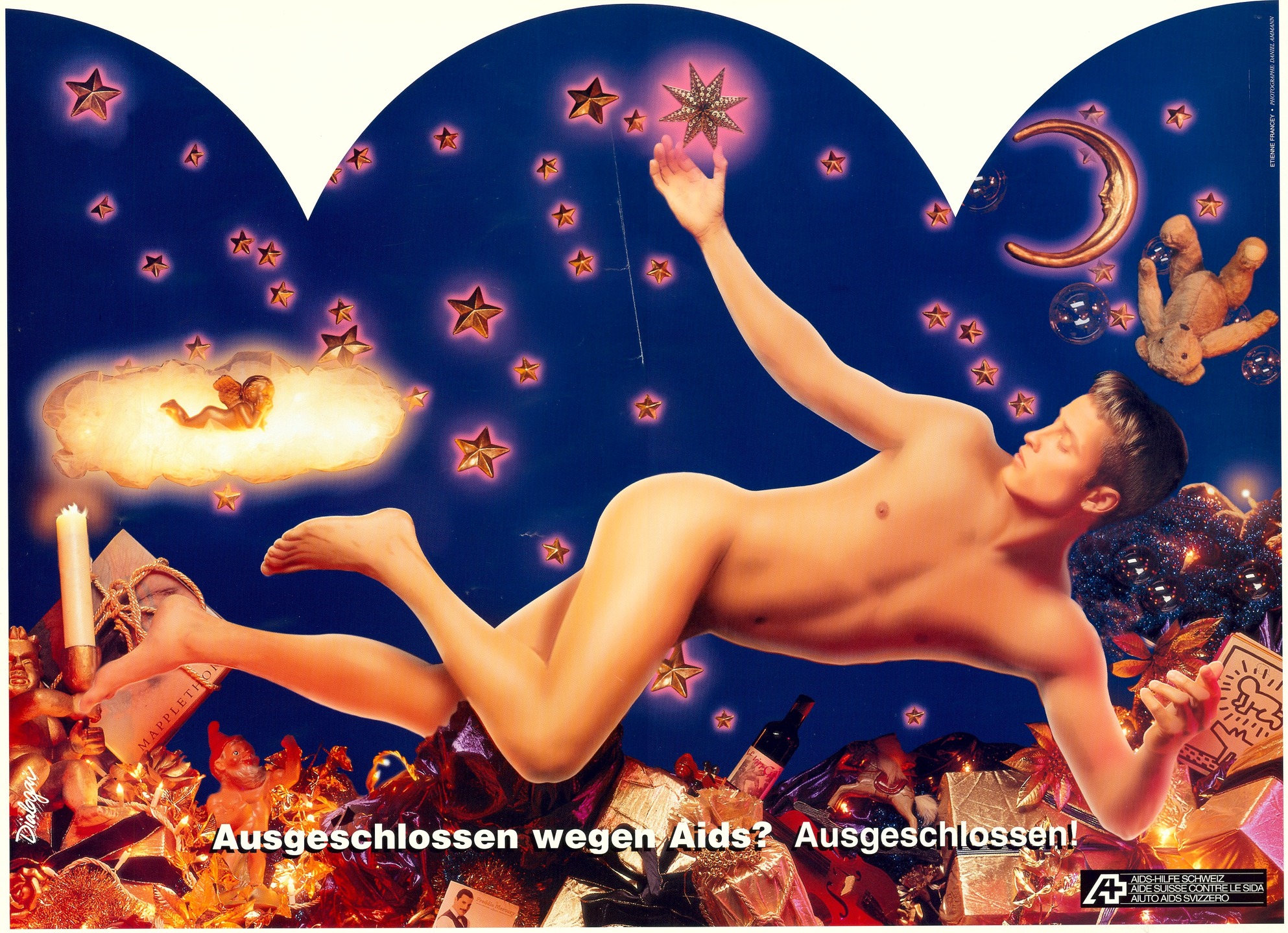 «Ausgeschlossen wegen Aids? Ausgeschlossen!»
Einblick in das Schwulenarchiv Schweiz: Das Plakat von der AIDS-Hilfe Schweiz (@aidshilfe_ch) aus den frühen 1990er-Jahren wurde von Etienne Francey und Daniel Amman (Foto) gestaltet. Unter anderem zu entdecken auf dem schreinartigen Bild: ein Katalog von Robert Mapplethorpe, ein Cover von Freddie Mercury und eine Keith-Haring-Illustration.
c) Bild: Schwulenarchiv Schweiz /Sozialarchiv Schweiz (F Pd-0897)
#worldaidsday #aidshilfe #queerhistory #schwulegeschichte #gayhistory #queerarchives #archives