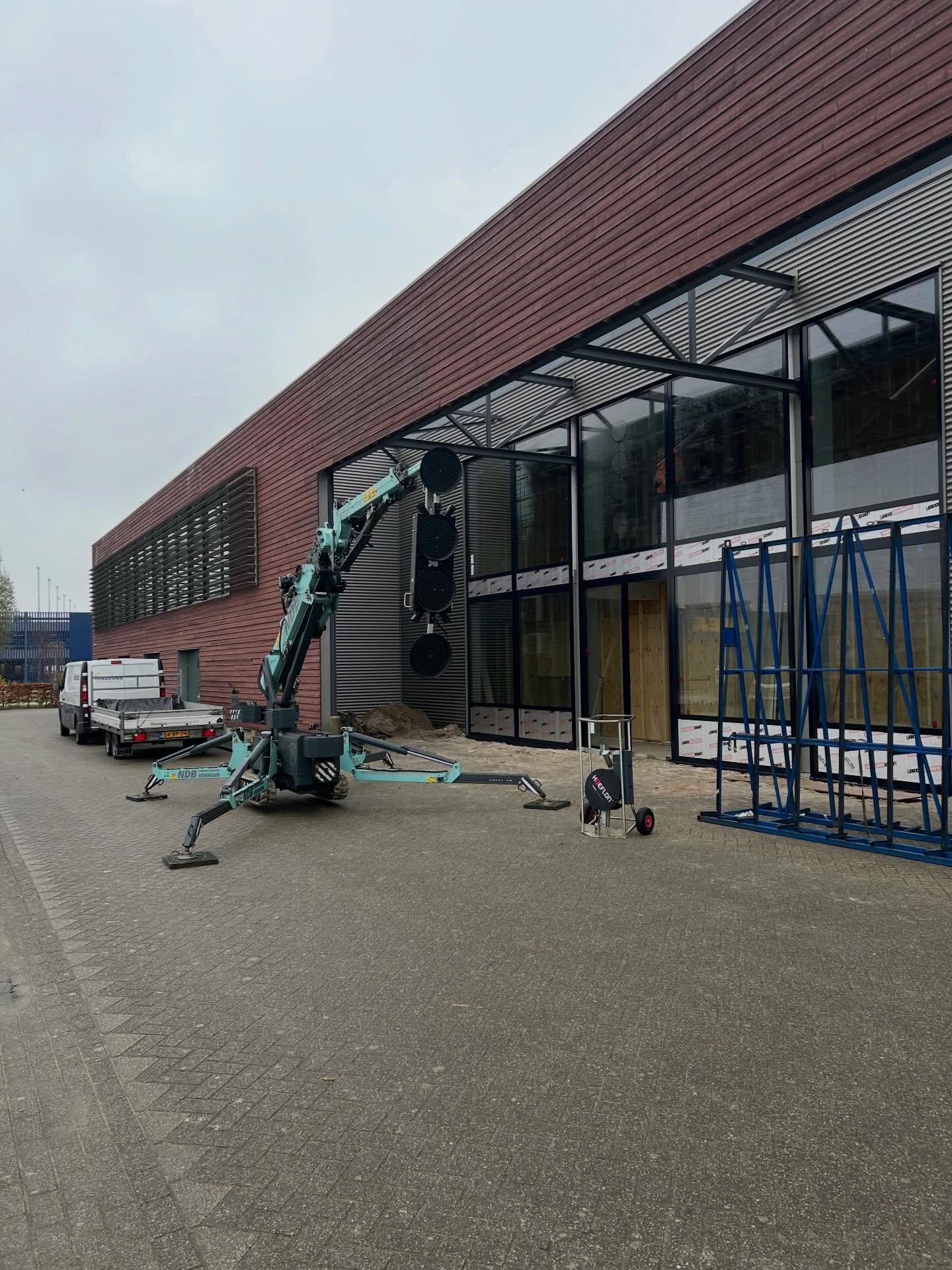 Projectupdate nieuw bedrijfspand Robertpack👷♂️
Afgelopen vrijdag is het glas geplaatst van de nieuwe entreeprui, circa 12 meter breed en 6 meter hoog, ook binnen is er veel gebeurd, zie bijgaande 📷
#bedrijfspand #upgrade #nieuweindeling #zwolle #aannemersbedrijfriezebos