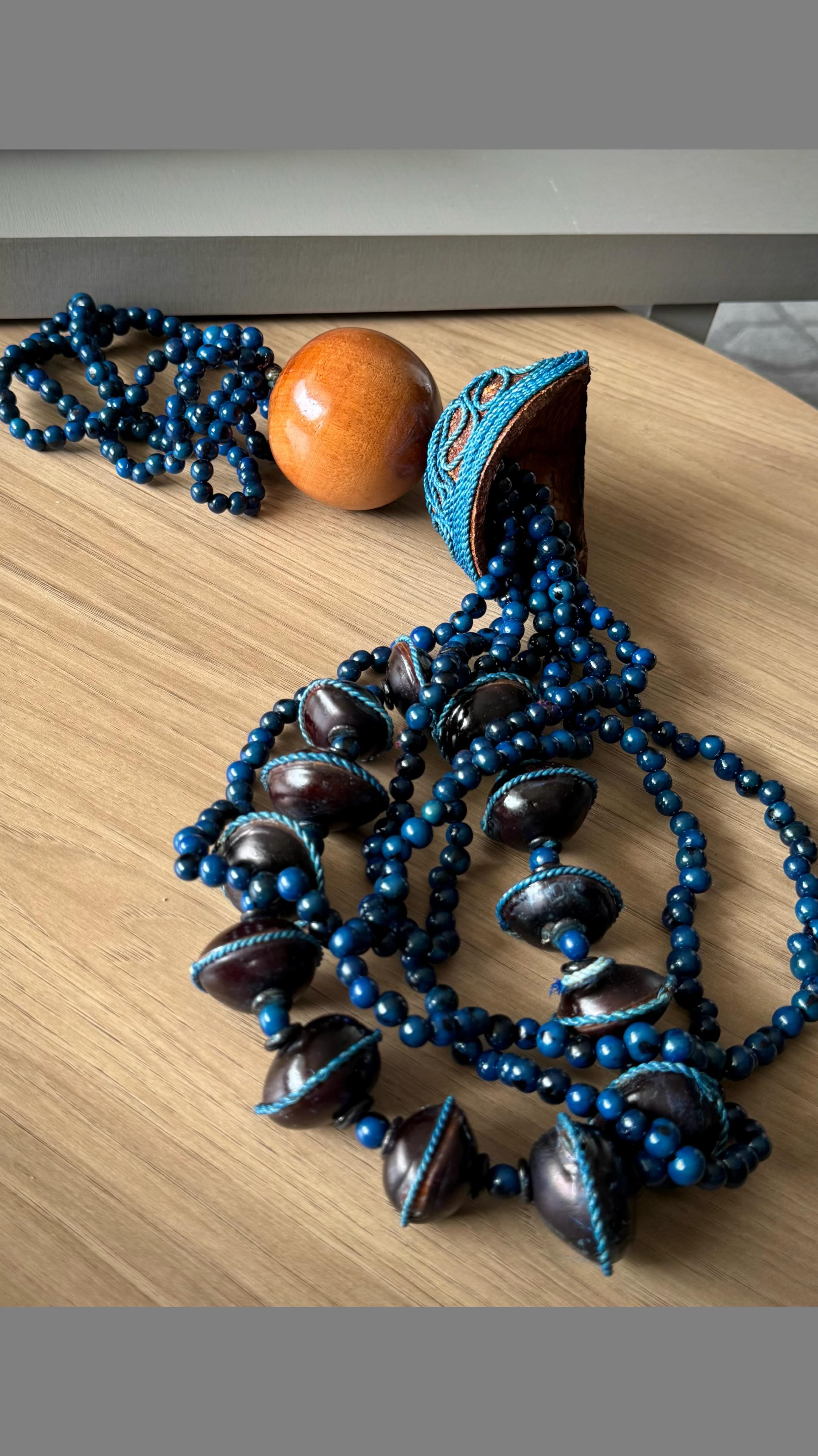 Presenteie aquela pessoa querida neste Natal com a beleza da arte amazonense representada no nosso colar de mesa ou parede em tons azul.
Feito à mão, com insumos naturais colhidos de forma renovável e sustentável, essa peça única traz elegância a qualquer ambiente.
Não perca a chance de presentear com essa peça acessando a nossa virtual e aproveite, ainda, o FRETE GRÁTIS para compra de quaisquer produtos pronta entrega.
#luxosustentavel
#elegancianatural
#decoracaodeinteriores
#arquiteturadeinteriores