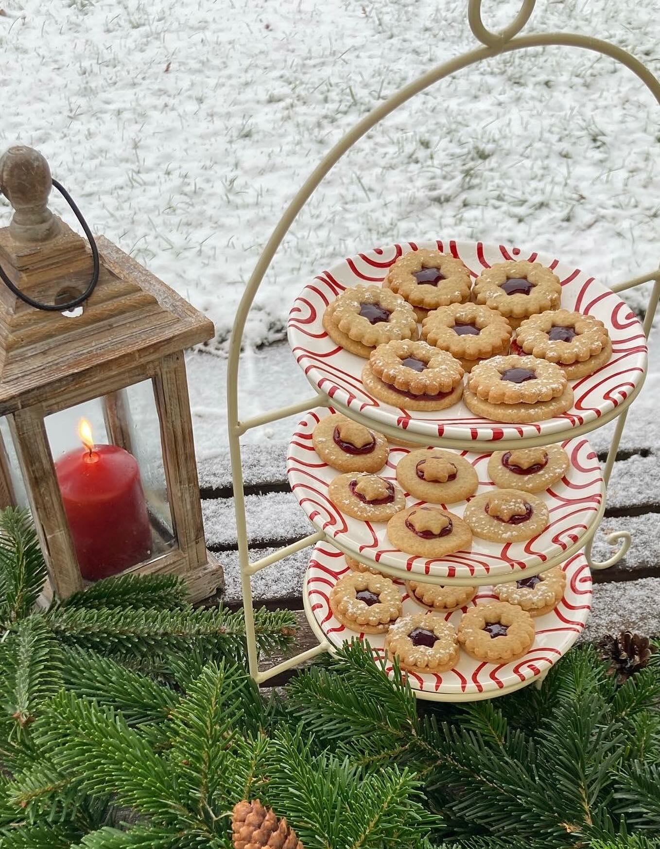 Hofladen Rezept Nummer vier: LINZER AUGEN 👀😋
Ein Kekserl Klassiker den alle lieben und auf keinem Keksteller fehlen darf! Wir haben die Linzer Augen mit Edhof Weihnachtstraum Bio-Fruchtaufstrich gefüllt. Absolut empfehlenswert aber leider so gut das sie wahrscheinlich schon vor Weihnachten aufgegessen werden😄
#linzercookies #kekse #backideen #hofladen #rezept