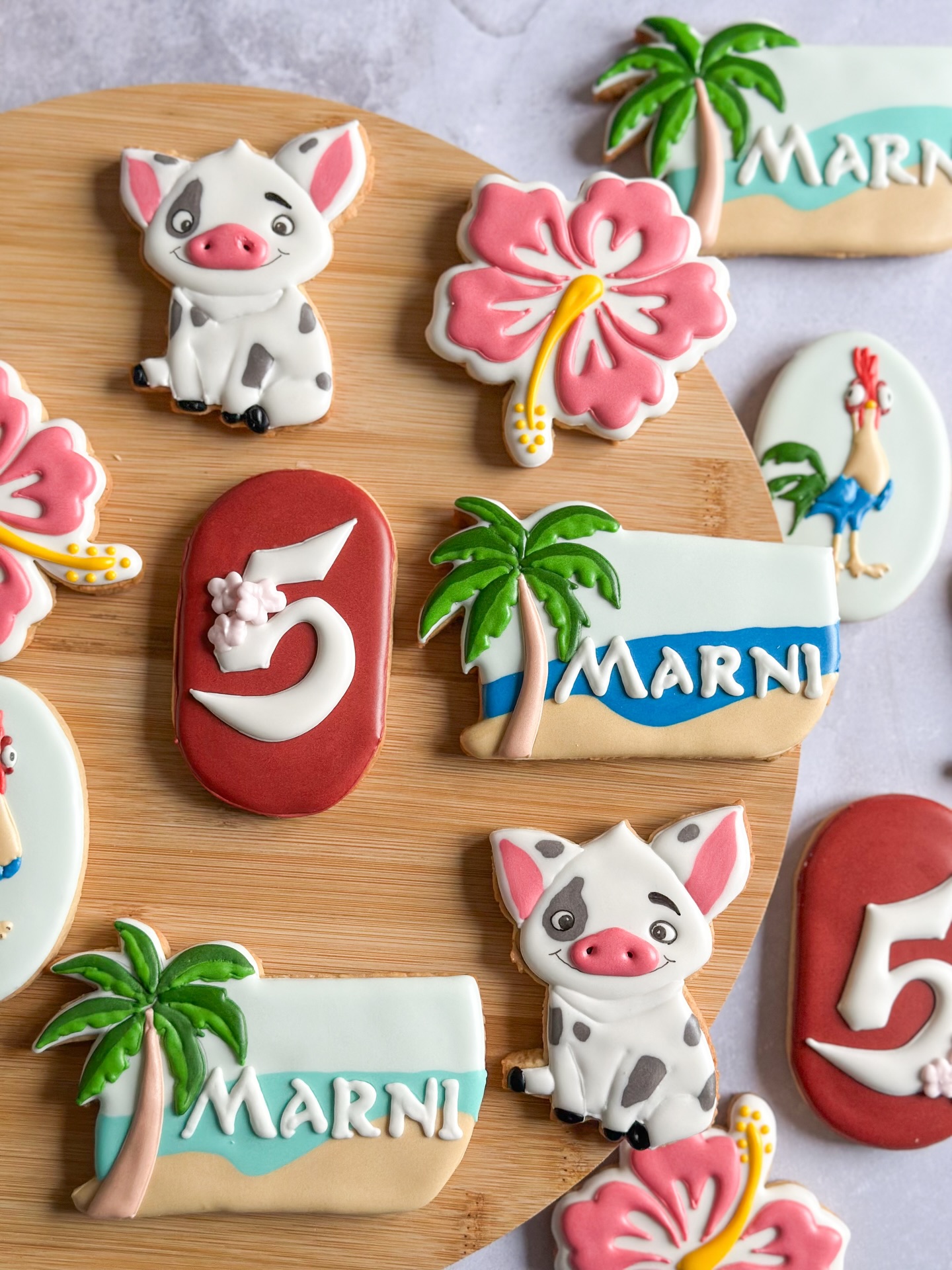 De jolis biscuits sur le thème Vaiana!
Tu est plutôt Pua ou HeiHei?
Karu Sweets Design | Biscuiterie artisanale & personnalisée
🧑🏾🍳 Christmina, biscuitière passionnée
🍪 Biscuits sur mesure,personnalisés, pour tous les événements
🤲🏾 Entièrement fait à la main, du biscuit au décor
📦 Livraison en France métropolitaine et dans les DROM
🛒 Click & Collect Orly (94)
Commande en MP ou sur le site (délai 14 jours minimum)
www.karusweetsdesign.com