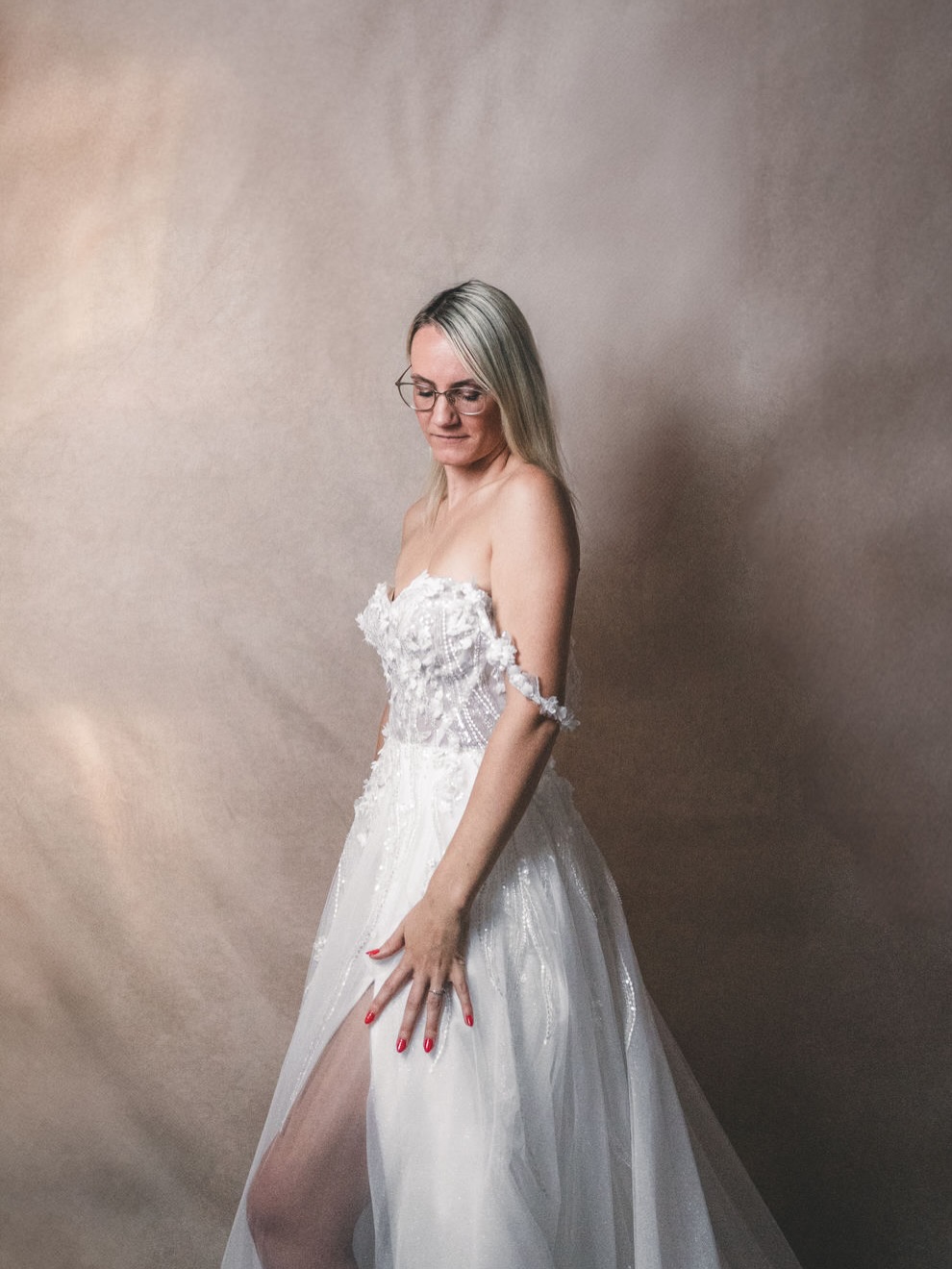 Wenn Eleganz auf Leichtigkeit trifft. Dieses Kleid vereint feine 3D Blüten, sanften Schimmer und einen Schnitt, der jede Bewegung besonders macht.🤍
Finde deinen Lieblingslook in unserer InWeiß Kollektion .
Wir begleiten dich zu deinem Traumkleid.✨
📸 @lovelensweddings
#inweissbrautatelier #weddingdress #ourcollection #dreamdress #bride #elegant #love #bridedress #weddinginspirations #bridetobe #traumkleid