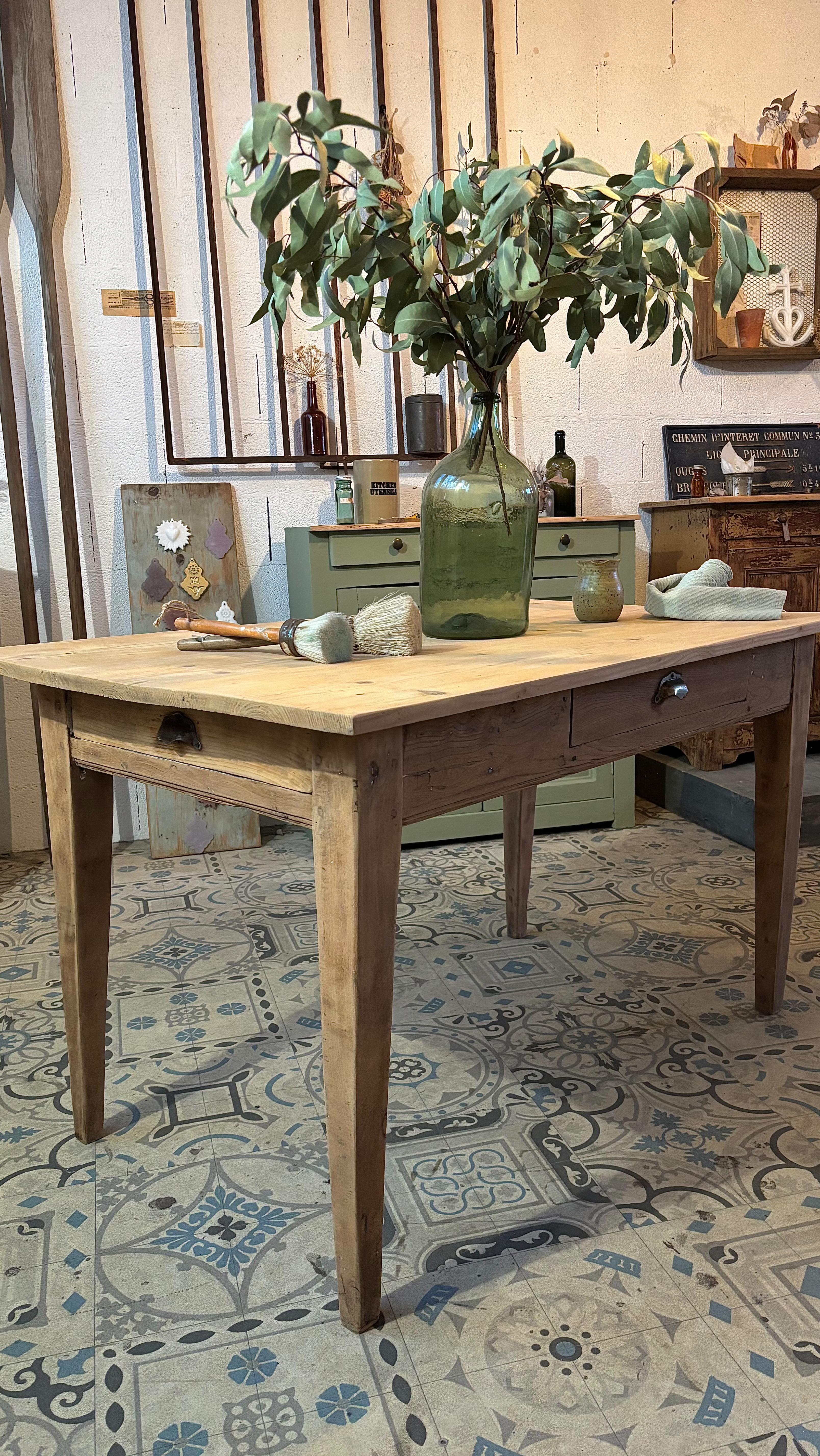 Petite table de ferme
Deux grands tiroirs ✌🏼
Plateau en sapin - Structure en noyer
Dimensions : L 125 x P 75 x Ht 73 cm
Hauteur sous bandeau 58 cm (les jambes passent confortablement)
🏷️ Visible en boutique aux @pucesducanal et sur notre eshop (lien en bio)
www.woodson-interior.com
#brocante #tabledeferme #brocanteshop #tableancienne #retourdechine #puces #boutiquedeco