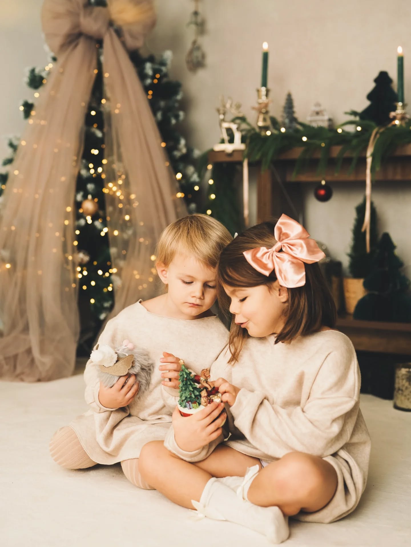 La magia di quest'anno: un set che ho sognato e immaginato per molti mesi prima e famiglie meravigliose che vengono a trovarmi come ogni anno. ✨🎄
Non ce l'avrei fatta senza il tocco magico di alcune delle mie collaboratrici: grazie Stefania per i meravigliosi abiti, Lara per il verde natalizio stupendo e Maria per il tuo prezioso aiuto.
#christmasinstudio #xmasminis #xmas2025
#luganofotografo #ticino #swissphotographer #christmassession #christmasminis