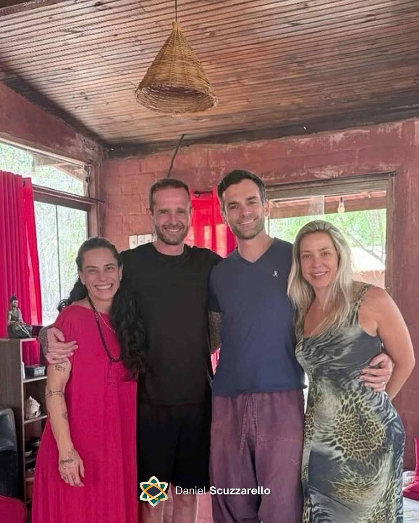 Pema e Thiago fazem um trabalho profundo e transformador: ajudam pessoas e casais a se reconstruírem, com psicologia, conhecimento corporal, fundamentos tântricos, respiração, sensibilidade e presença real.
Seja no contexto de liderança, saúde mental ou relacionamentos — acredito que o caminho para construir algo genuíno começa na disposição de ser inteiro: corpo, mente e alma.
Infinitamente grato por puder compartilhar estes momentos com minha companheira de vida @dramarinascuzzarello
Grato por esse encontro, por essas pessoas. E por poder compartilhar aqui o que verdadeiramente importa. @intimidadeconsciente
#mindset #lider #lideranca #pessoas #gestao #liderancaconsciente #mentoria #breathwork #quantumflow