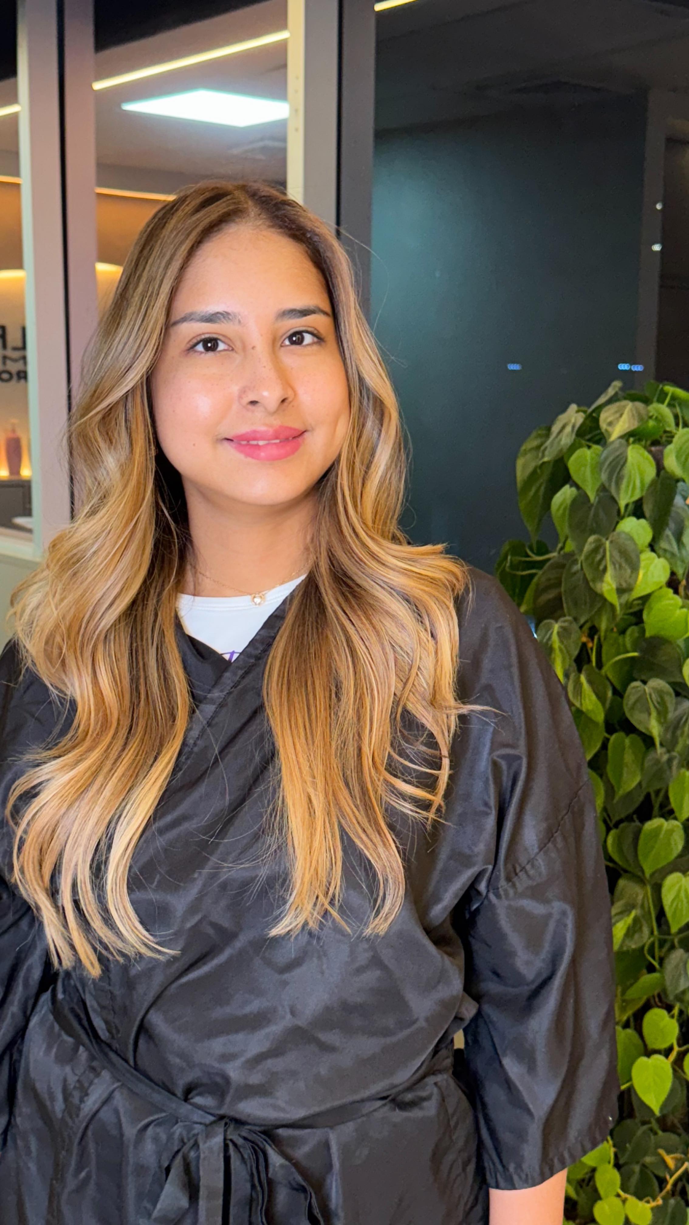 La magia está en el detalle: luz precisa, contraste correcto y un resultado que habla por sí solo.
El rubio no es un color… es una técnica. ✨ @alfaparfmilanopro_panama
¿Lista para una transformación real?
¿O quieres aprender a crear este tipo de acabados en tus propias clientas? Te acompaño en ambos caminos.”**
📲 Reserva por DM
🎓 Info de clases en mis historias
#JesusTabaresSalon #RubiosDeLujo #ContornoLuminoso
TecnicaHibrida BalayagePanama MechasPanama ColoristaPanama
AlfaparfMilano HairArtist HairContour DimensionalHair
HairEducation ClaseDeColor ColorAcademy PanamaStylist
RubiosPremium LuxuryHairCare HairTransformation