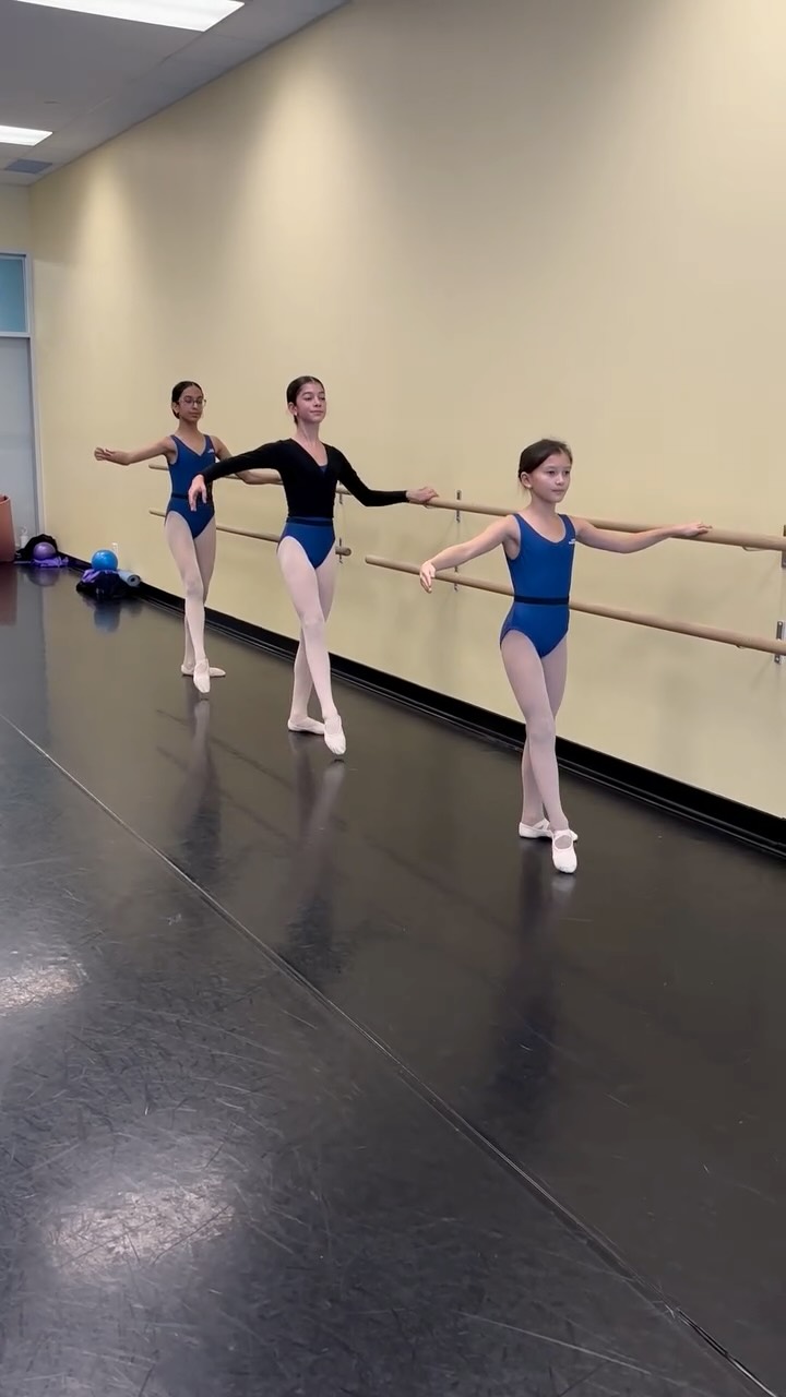 Grade 4 Ballet ✨ Battements Fondus + Ronds de Jambe à Terre… now woven together. Our dancers are focusing on coordination, control, and clean turnout. 💪🩰#balletschool #ballet #danceschool #balletstudio #dance #芭蕾舞學校 #芭蕾舞 #dancestudio #balletclass #balletstudent #radballet #royalacademyofdance #英國皇家芭蕾舞考試課程