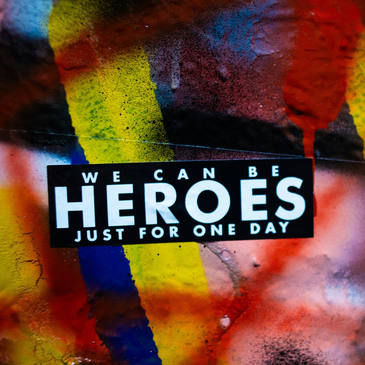 ⚡
.
.
.
© @gogostevie v/ @unsplash
.
.
.
#180editions #mangezlocallisezlocal #davidbowie