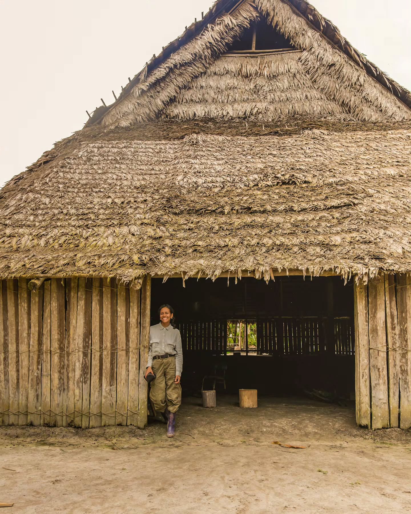 Por acá, al otro lado del charco, mirando las fotos y viendo lo parecidos que somos y pienso en cómo esos lugares que dice el mundo de ser los “más pobres” o “en desarrollo” están a años luz con su conocimiento en lo que es vivir de verdad.
Sin esa carrera de competir, de hacer o tener más que el otro, porque vivir íntegro, tener tiempo, salud🤞, estar cerca de la naturaleza y el amor son los verdaderos lujos de la vida. No hace falta llenarse de cosas materiales, ni viajar el mundo entero, ni meterse en esa carrera celosa de mostrar y quedar atrapados en el “por qué él sí y yo no”.
🍃Porque la felicidad es silenciosa y no solo se aprende teniendo o andando mucho; se aprende con solidaridad y sin juegos, nos acompaña, da tranquilidad, no es ansiosa y nos da fuerzas cuando la vida se pone difícil ♥️