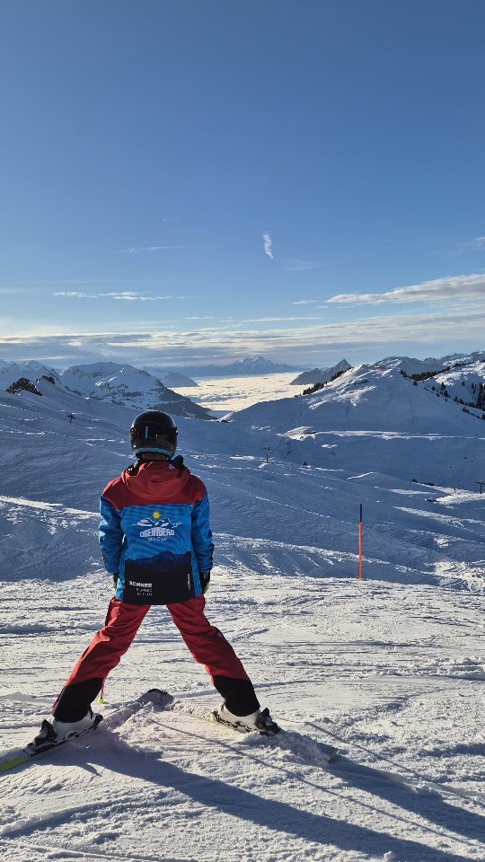 Nüüä Style, glichi Liedäschaft ❄️🔥
Freud am Skifahrä & Teamspirit bis ganz ufä ⛷️💪🏼
Saisonstart äs 10/10 🤩
Äs grosses Dankä a üsnä Sponsorä fürs Upgrade & dä Support – miär sind ready! 🤝🏼🥳