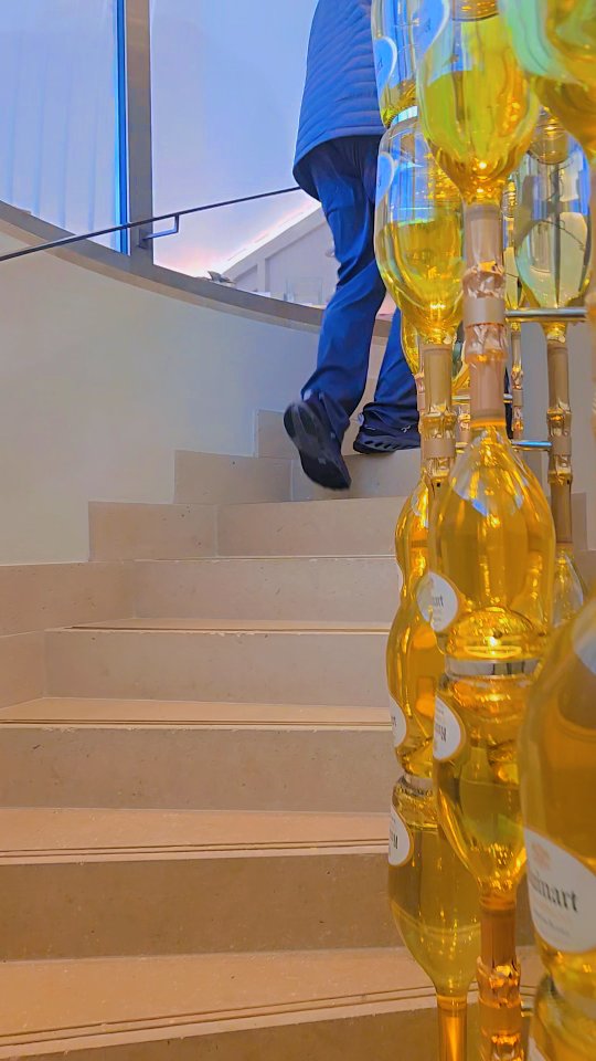 A masterpiece in light and luxury. The famous Ruinart stairs, perfectly illuminated, lead the way down, while the golden hue of the iconic Ruinart Blanc de Blancs bottle casts its own signature glow. This is the definition of Champagne elegance.
#champagne #champagnelover #luxurylifestyle #champagnelovers #champagnelife #champagneaddict #champagnesecret #champagnemoment #luxurystay #privatetours #privatechampagnetours #gastronomy #champagneluxurytrip