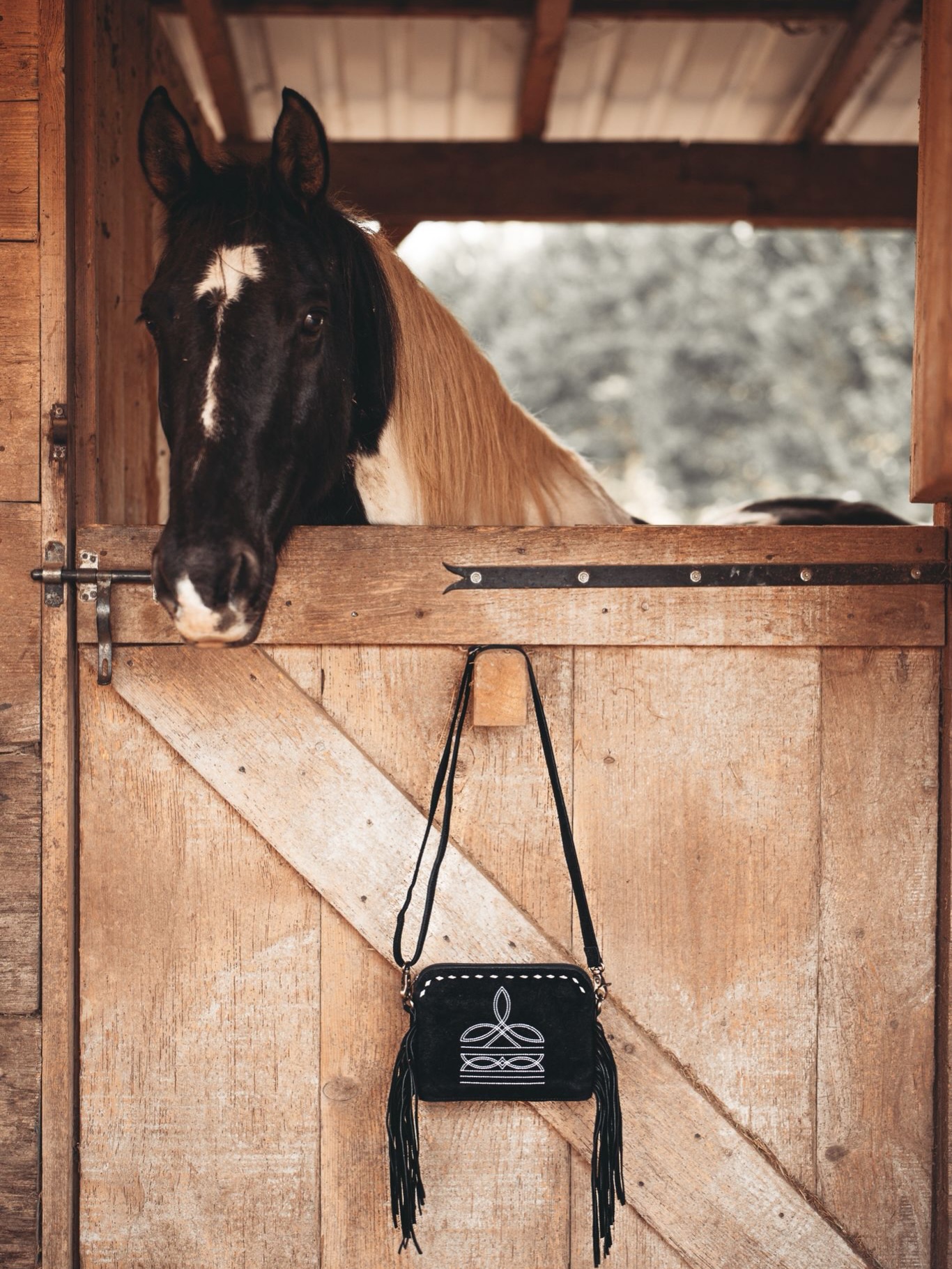 Vous revenez toujours vers eux, nos sacs dessinés de nos mains : cuir, franges, style Wild, incontournables 🤎
Alors, team noir ou team camel ?
Si vous vouliez anticiper Noël, c’est clairement le bon moment. 🎁
#TheWildWhispers #WildSpirit #SacsFranges #StyleWild #christmastime #Wild #Gift #Ranch #Western