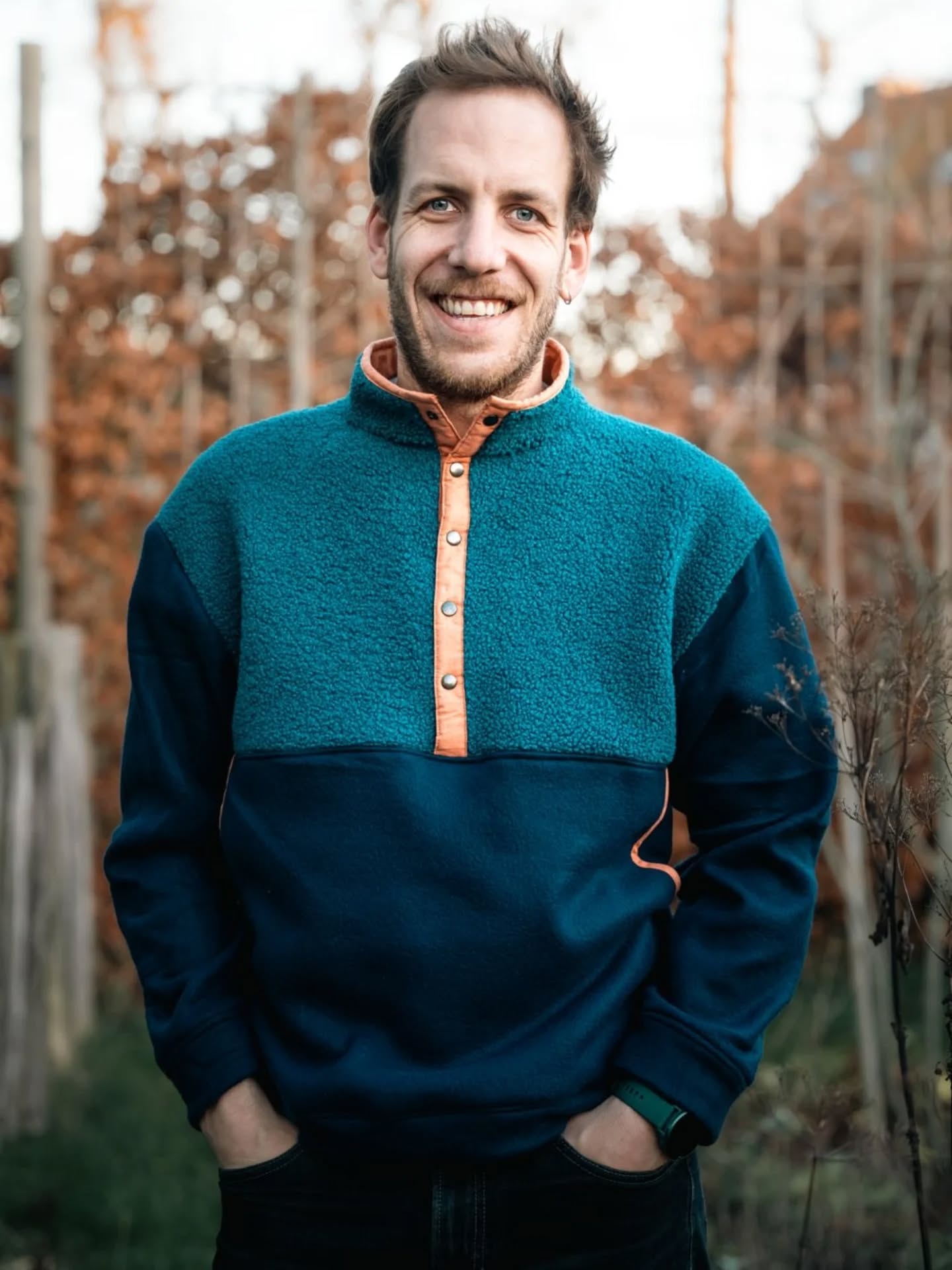 Hot husband is back 🌶️...
...en dat in een fleece die zelf Jani zou goedkeuren, naar mijn bescheiden mening.
Ik zag de tester call voor deze Pepe Pullover van @studioneeela en hoopte kei hard dat ik geselecteerd zou worden. Ik wou deze zo graag maken voor de husband, aangezien "ne goeie fleece" zowat zijn hele persoonlijkheid is 😂.
Driewerf hoera, want ik mocht hem testen 🎉. Besloot toen een Pepe te maken om als kerstcadeau te geven, maar gaf hem al vroeger omdat ik wist dat hij deze meteen al zou willen dragen 🙌🏼. Spoiler alert: ik had gelijk.
Het patroon zelf zit oprecht heel goed in elkaar: duidelijk, compleet en super toffe visuals. Het is door de combinatie van stoffen ook een ideaal patroon om aan de slag te gaan met upcycling of reststoffen.
Deze versie is een combinatie van een fleecedeken uit de kringloopwinkel en een lap stof die al even in mijn voorraad lag. De oranje accenten zijn restanten van een tweedehands katoenen bedovertrek ♻️.
Ik vond hem zo leuk dat ik meteen een versie voor mezelf maakte, deze keer volledig uit tweedehands stoffen. Ik deel hem hier later 🤭👀
Congratulations Daniela with the launch of this super fun pattern 💚
***
Patroon: #pepepulloverpattern @studioneeela (+6cm lengte toegevoegd)
Stoffen: Teddy @royallook.nl / Fleece @maccentvzw / Katoen @sellpy
📸 Door mezelf, hehe. Model @bendemits
#sewingforthehusband #hothusband #sewingismylovelanguage