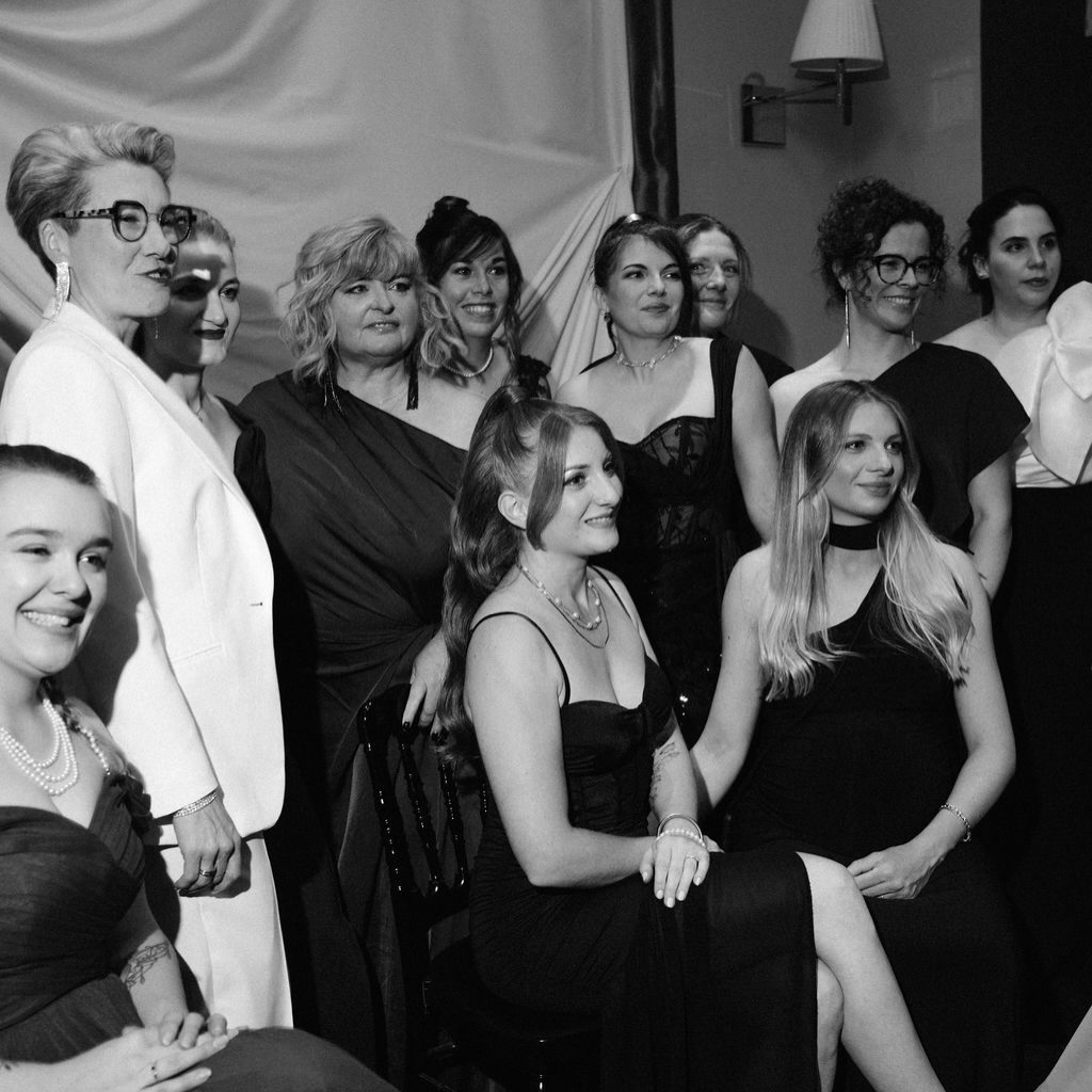 Il y a un peu plus d’une semaine, l’Assocem organisait The Wed Gala au @victoriahall_lyon ✨
Une soirée incroyable, portée par des prestataires de folie, une déco canon, et des invités qui ont clairement joué le jeu du chic jusqu’au bout 🖤
Près de 150 prestataires du mariage réunis au même endroit… c’était complètement dingue.
J’ai même réussi à trouver une robe à la hauteur de l’événement (oui, oui 😅) parce que bon… ce n’est pas tous les jours qu’on vit une soirée comme celle-ci.
Et clairement, ce n’est pas toujours évident avec mon gros bidon de fin de grossesse 🫶
Tellement fière de faire partie de la team @assocem_france depuis plus d’un an maintenant.
Même si je suis un peu plus discrète en cette fin d’année (bébé oblige), je me sens pleinement à ma place dans cette association 🤍
Encore bravo à toute l’équipe organisatrice pour ce moment mémorable ! Vivement la prochaine édition !
Photos 1, 2, 3 et 4 : @iam_laury
Photos 5, 6 : @estellecamuzet_photographie
Vidéo (instant miroir où je m’y crois un peu trop 🙈) : @sh_signature_
@wedgalabyassocem
@theodjfr
@lamelodienomade
@naleyamusic
@nath.anjj
@mickael.iachini
@les.imparfaits.fleuristes
@claramenard.aquarelle
@atelier_figures
@clothildegerber_art
@chinerclub
@iconic_weddingplanner
@sso.events_allier
@loveisallevents
@event_by_mdwp
@quinzefevrier.ceremonies
@coeursauvageceremonies
@felicis.wedding
@pimp_weddesign
@aucoeurduoui.weddingplanner
@ephemhera_design.wedding
@aimercommemarie