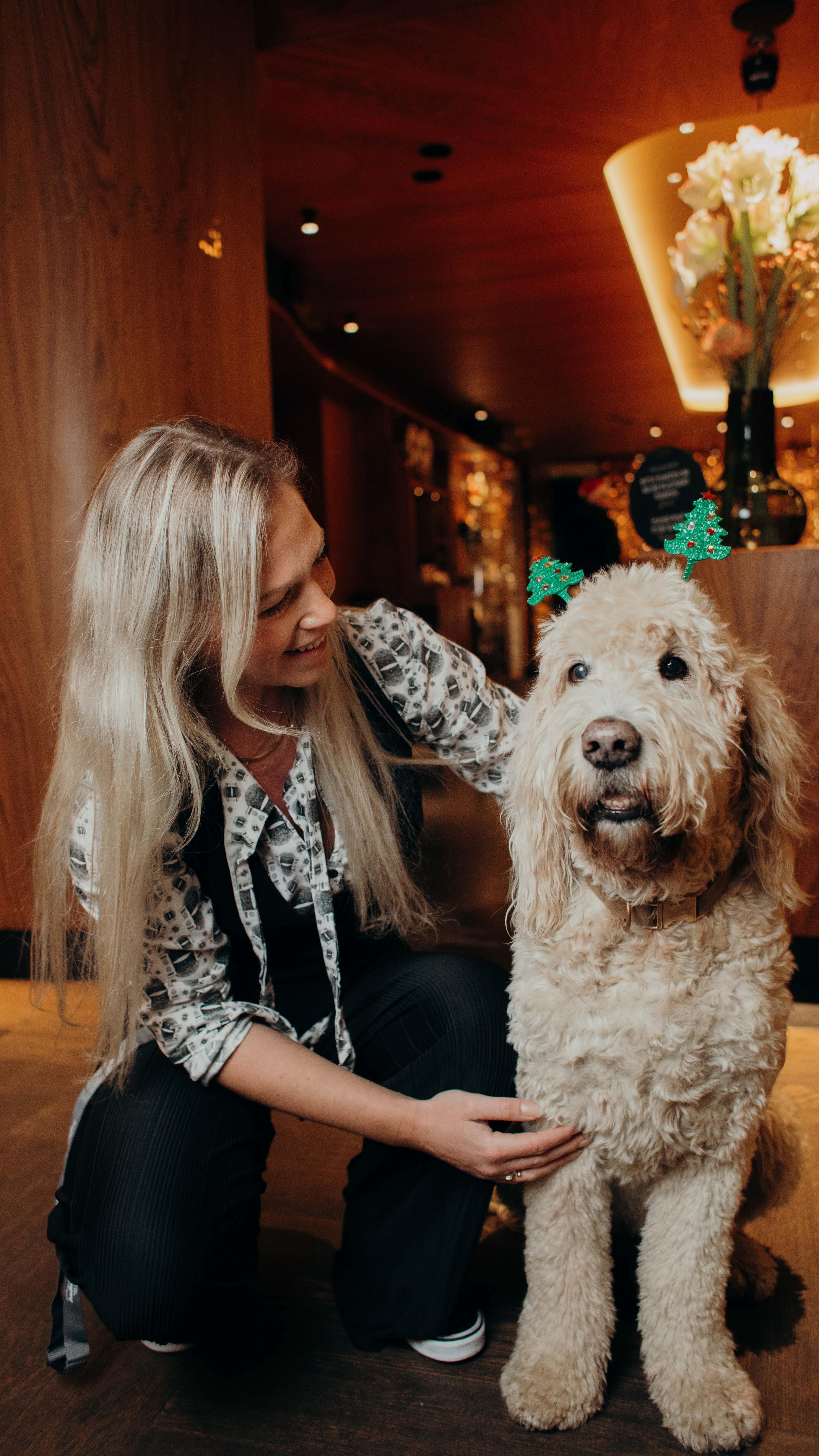 Weekend Vibes im LVDWIG.
Neue Cocktailkarte am Start & Leopold schon voll in Weihnachtsstimmung 🎄🐾
Zu finden im Hotel Beethoven – direkt beim Naschmarkt.
Lauter gute Sachen. Versprochen. 🍸
#lvdwigbar #cocktailbar #cocktailbarvienna #barsvienna #viennadrinks #viennabars