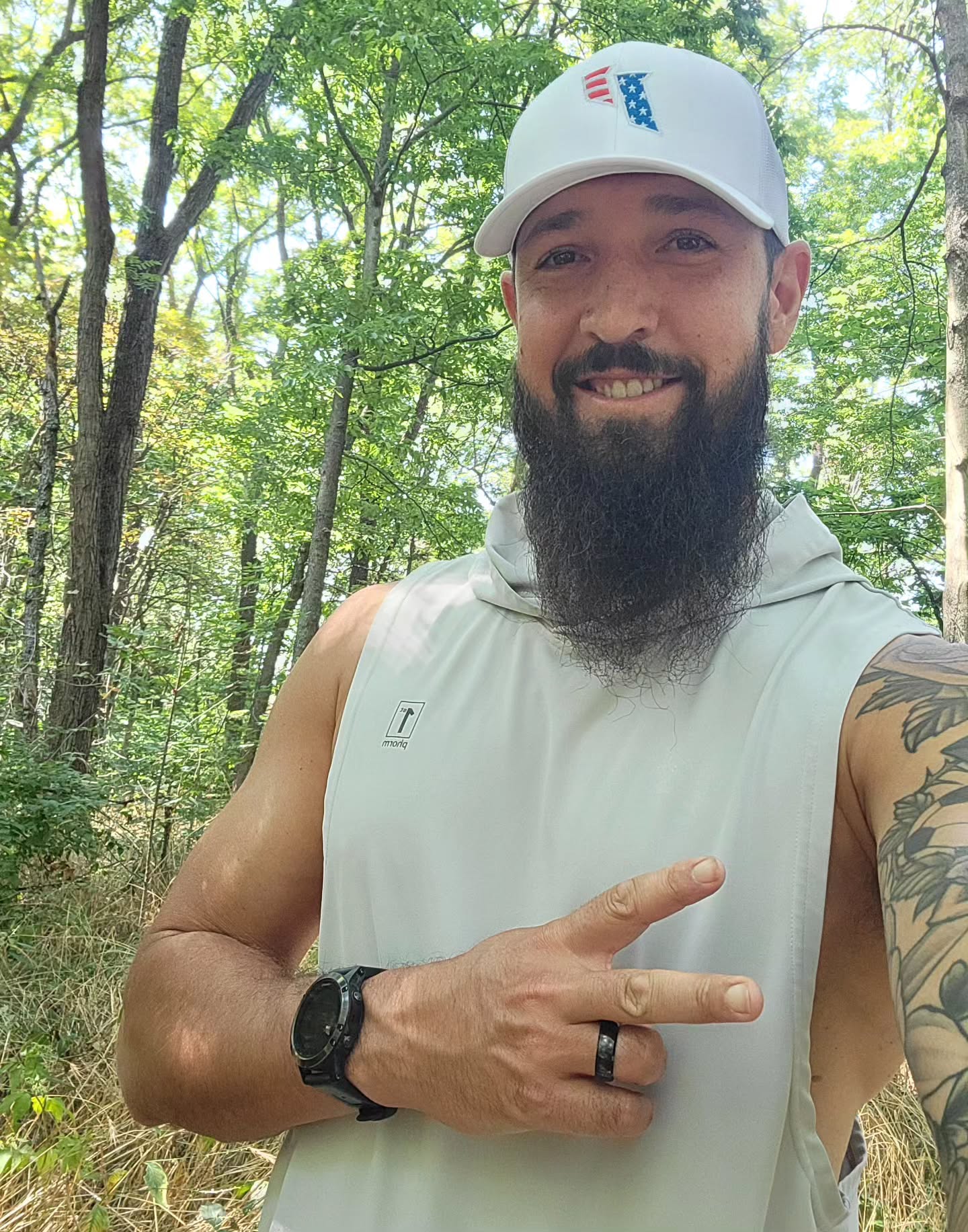 A Friday vibe for your feed✌🏼❤️🌞
.
Name a better combo to lift your vibe than trees n trees🌲💨🍃
.
.
.
#nature #naturetherapy #gooutside