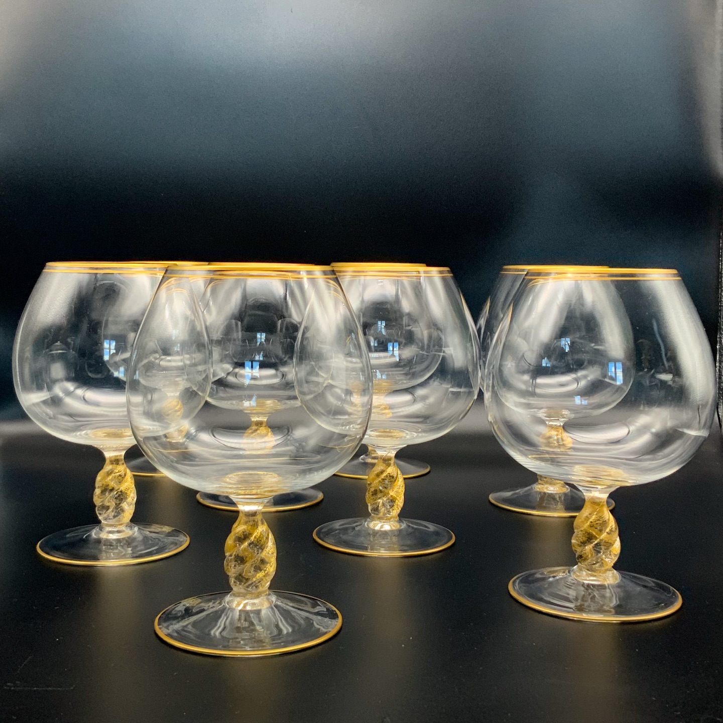 Verres à dégustation Murano le jambage torsadée incrusté de paillettes d’or
À découvrir dans la boutique en ligne.
#murano #muranoglass #artdelatable #artderecevoir #decorationdetable #tablesdefetes #antiquités #misslittlebottle