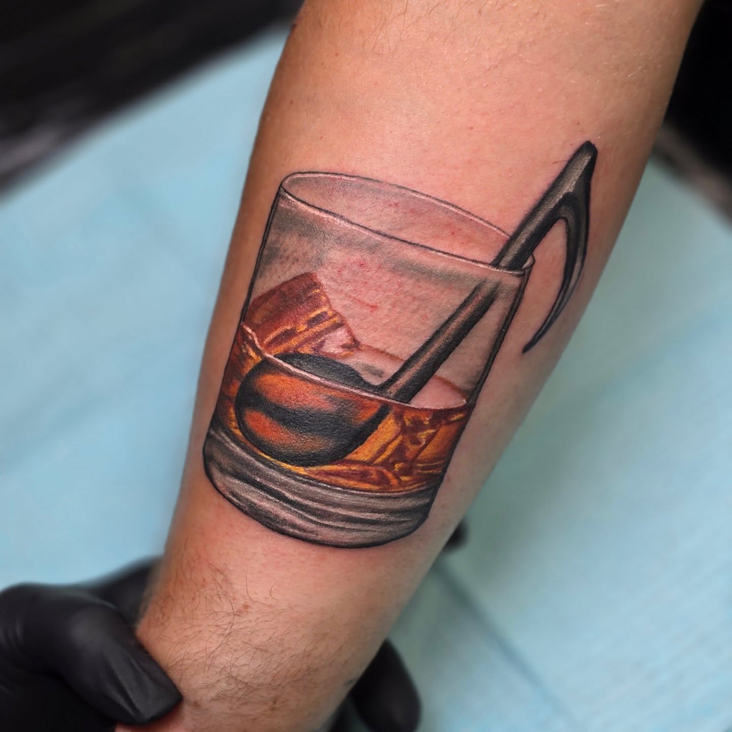 Fun walk in by @karencaintattoos. We love Nashville's tourist scene! DM her directly or CLICK THE LINK IN OUR BIO to schedule. Let her create a memory for you!
#nashvillecountry #countrymusic #nashville #musiccity #tourist #colortattoo #musictattoo #favorite