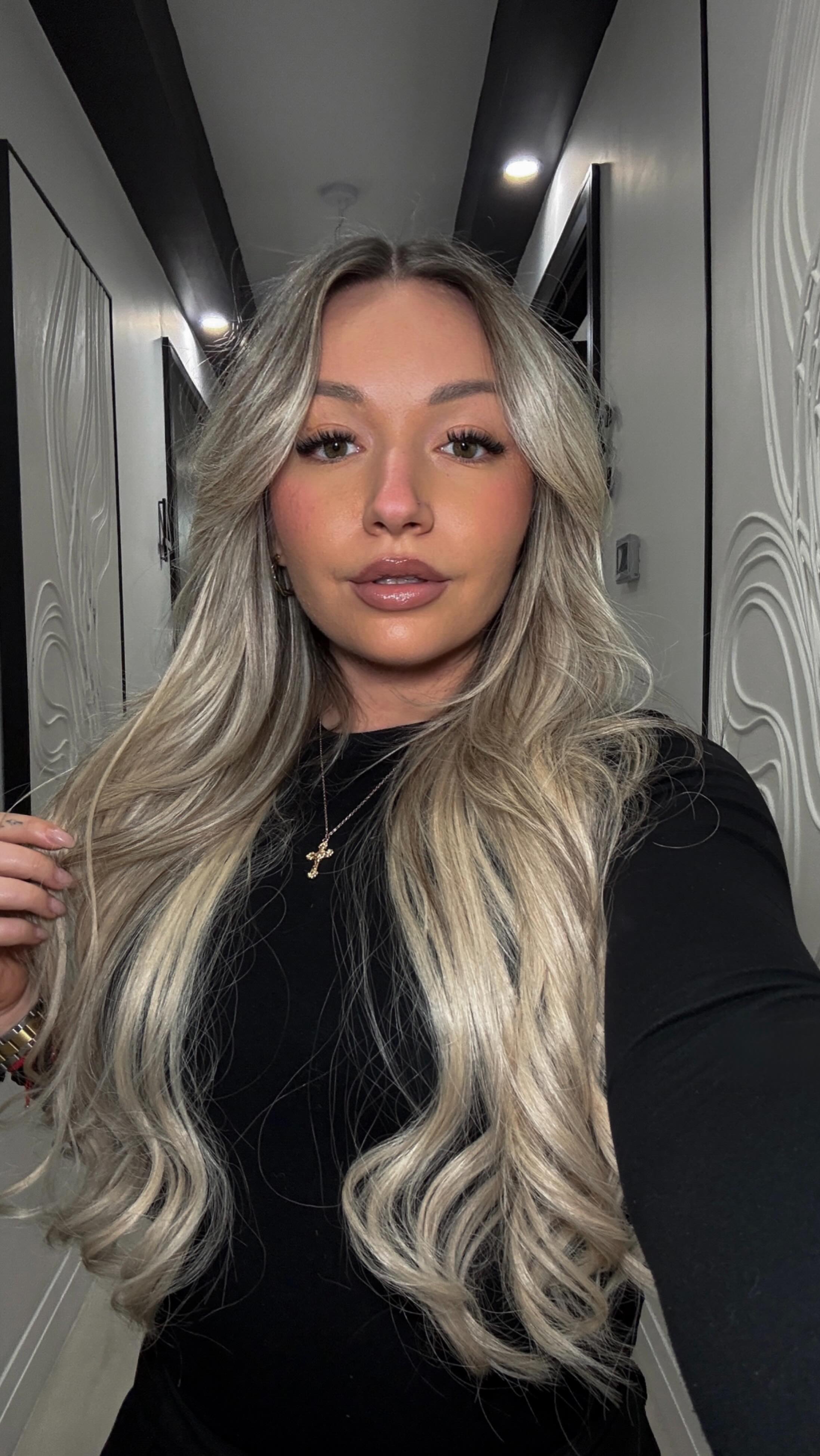 Come with me to get keratin bond extensions with @studiol_oakville at ViBeauti 🤍
K-tips move like real hair, protect your natural strands and last months with proper care - Laura’s application is flawless!
DM her to book ✨
Hair used : @greatlengthscanada
#vibeauti #oakvillebeauty #oakvillehair #oakvillehairextensions #ktipextensions #blondestylist #gtahairstylist #oakvillehairstylist #greatlengthshairextensions