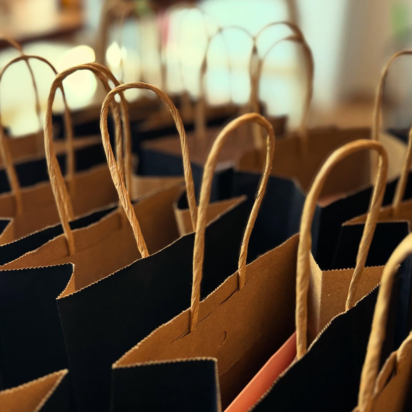 
🎉 Reminder! 🎉
We’re just a few hours away from ‘A Market Place Christmas’ happening today at 4.30pm! Our goody bags are all prepped and ready to go, just waiting for the first 20 customers. Thanks to @london.nootropics and @mother.clucking.farm.devon for helping make them a real festive treat.
Get ready for an evening filled with festive cheer, gift boxes, therapy taster sessions, live music from Tobias James, and a delicious herbal tea tasting. Don’t miss out on the chance to shop local and enjoy some holiday magic with us and our amazing neighbours 🤘
See you soon! 🎁✨