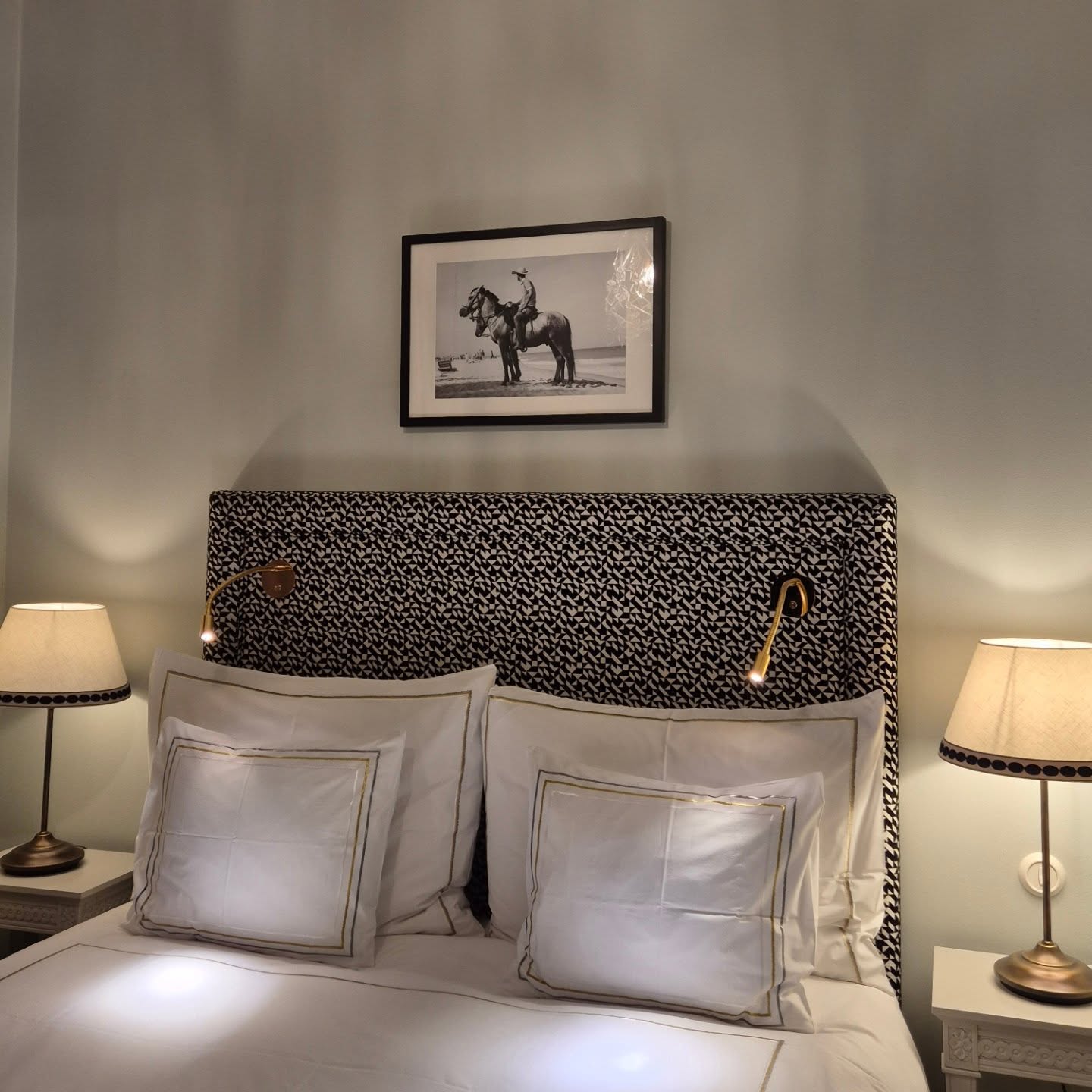 Lycka är en nybäddad säng och svala lakan.
En egen värld att kliva in i.
Jag älskar att väva in en hotellnatt i uppläggen för mina premiumklienter. Ett heligt mellanrum där tankarna får sträcka ut sig, där kroppen får sjunka ner, och där livet kan kalibreras med stilla precision.
En bubbla i tid och rum.
Ett andetag bort från vardagen.
Ett steg närmare klarhet.
I veckan hade jag den stora glädjen att välkomna två klienter till Stockholm för Premium Sanctuary,
en kvartalsritual där du placerar dig själv högst upp på agendan,
finjusterar din vision
och återvänder hem till dig själv lite mer varje gång.
Det är ren magi.
Tyst, kraftfull och förvandlande.