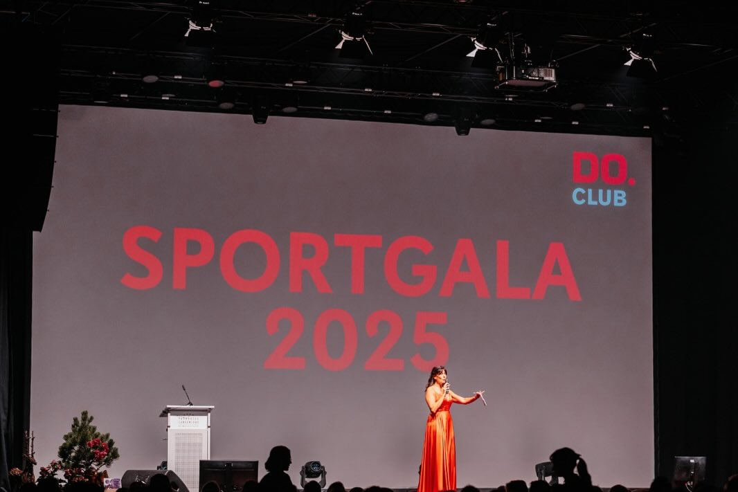 Oberaargauer Sportpreise 2025 – eine starke Gala für eine starke Sportregion
Langenthal, 27. November 2025 – Vor rund 520 Gästen hat der Donnerstag Club Oberaargau am Donnerstagabend im Parkhotel Langenthaldie Oberaargauer Sportpreise 2025 verliehen. Die Gala bot einmal mehr eine eindrucksvolle Bühne für die regionalen Sporttalente – moderiert von Janine Geigele und umrahmt von den Acts Jodok (Cello) sowie Selina Luana. Als besondere Ehrengäste waren die Spitzensportler Matthias Kyburz (Orientierungslauf-Weltmeister) und Angelica Moser (Europameisterin Stabhochsprung) anwesend. Insgesamt wurden Preise in mehreren Kategorien vergeben – von den Juniorinnen und Junioren über die Aktiven bis hin zu den Teams und Persönlichkeiten des regionalen Sports. Die Jury hatte aus einer Vielzahl von Dossiers zu wählen, wobei die Leistungen der vergangenen Saison ausschlaggebend waren.
Ein Abend der Wertschätzung und Inspiration
Die Sportgala 2025 zeigte eindrücklich, wie lebendig und erfolgreich die regionale Sportlandschaft ist. Jury und OK betonten die besondere Bedeutung von Nachwuchsförderung, Vereinseinsatz und ehrenamtlichem Engagement – Werte, die im Oberaargau seit Jahrzehnten gepflegt werden. Die Oberaargauer Sportpreise werden jährlich durch den Donnerstag Club Oberaargau vergeben und zählen zu den wichtigsten regionalen Auszeichnungen im Sportbereich.
Zum Abschluss bedankt sich der Donnerstag Club Oberaargau herzlich beim Parkhotel Langenthal für die hervorragende Organisation, die professionelle Betreuung sowie das ausgezeichnete Essen, die wesentlich zum Erfolg dieses festlichen Abends beigetragen haben. 🏆Gewinner: https://www.donnerstag-club.ch/post/sportgala-2025