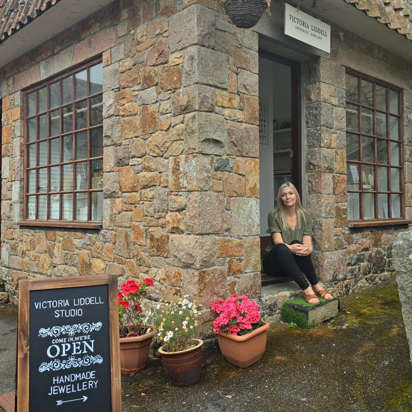 I'm in my studio today until 2 p.m. at Devil's Hole. I have some beautiful rings on display. If you're in the area, please come in and say hi. If you can't pop in and would like to know the prices/sizes of any rings, please just send me a message. ☺️