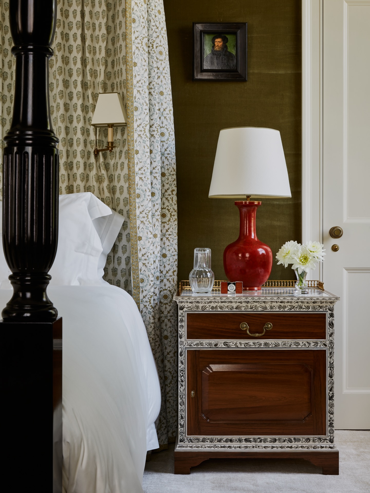 A friend once commented that our rooms often have a splash of yellow. It could also be said of red. A little bit goes a long way, and a lot of it is just glorious!
Photographed by David Oliver