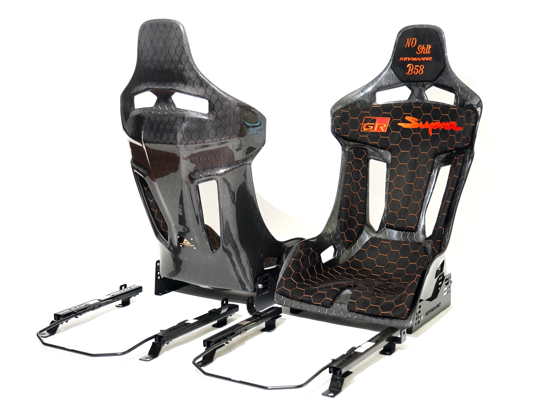 Honeycomb CF Seat GT-Max + plug&play rails and slider kit for Supra A90 (MK5).
Customized alcantara padding with orange honeycomb stitching pattern and custom logo on headrest and backrest padding.