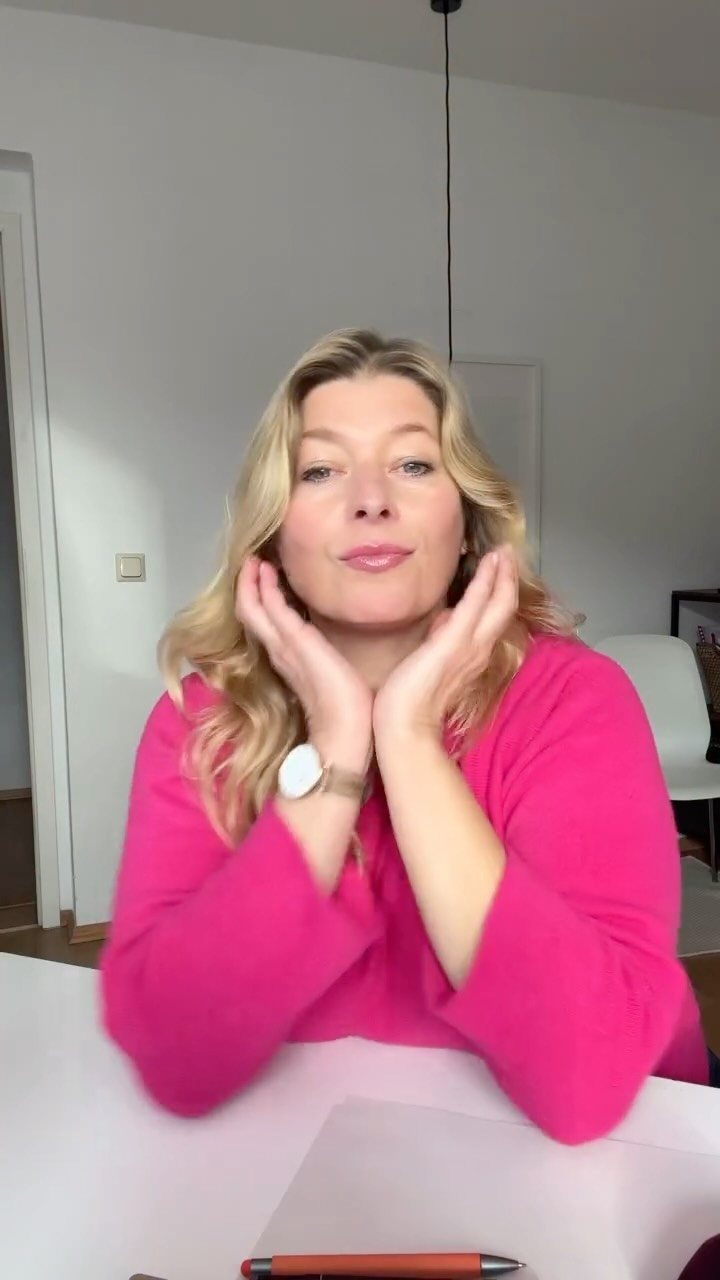 Manchmal sitze ich da… so wie jetzt…
und denke darüber nach, wie viele Selbständige sich im Kreis drehen.
Sie suchen die perfekte Positionierung.
Den einen Satz.
Das eine Angebot.
Die eine Nische.
Und vergessen dabei das Entscheidende:
Positionierung entsteht nicht am Schreibtisch.
Nicht in Kopfschmerzen.
Nicht in 1000 Gedanken.
Sie entsteht dort,
wo du ehrlich wirst.
Bei dir.
Deinem Blick auf die Welt.
Dem Problem, das du wirklich lösen willst.
Und der Art, wie du Menschen berühren kannst.
Positionierung ist kein Puzzle.
Sie ist ein Spiegel.
Und der wird klarer,
je weniger du versuchst, jemand anderes zu sein.
Wenn du dabei Unterstützung brauchst, dann hol dir meine extraindividuelle 1:1 Marketingberatung.