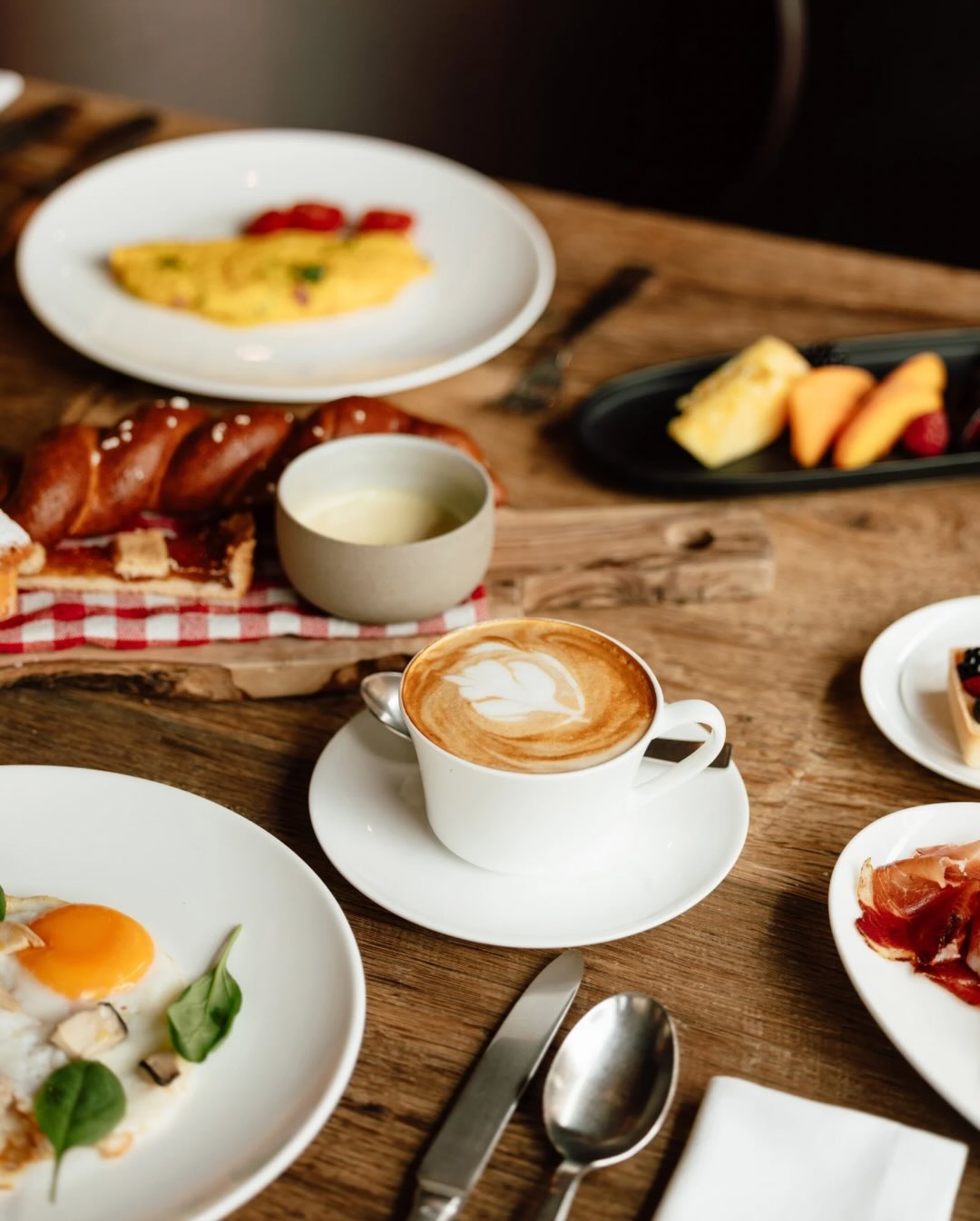 📸 x @hoteldelen
#hoteldelen #cortinadampezzo #cortinadolomiti #italianhospitality #brandphotography #hotelphotography #dolomitesphotographer #foodofinstagram #breakfastclub