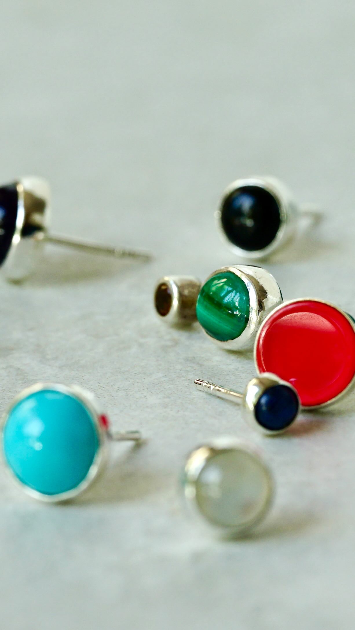 W sklepie pojawiły się kolorowe draże czyli drobne kolczyki na sztyfcie, które możecie kupować pojedynczo i sami tworzyć kolorowe zestawy. Z przyjemnością wykonam też kolczyki z minerałem w innym kolorze lub o innej wielkości 😘
#biżuteriaartystyczna #jubilertoruń #bizuterianazamowienietorun #bizuteriatoruń #zlotniktorun #kolorowekolczyki #srebrnesztyfty #asymetria