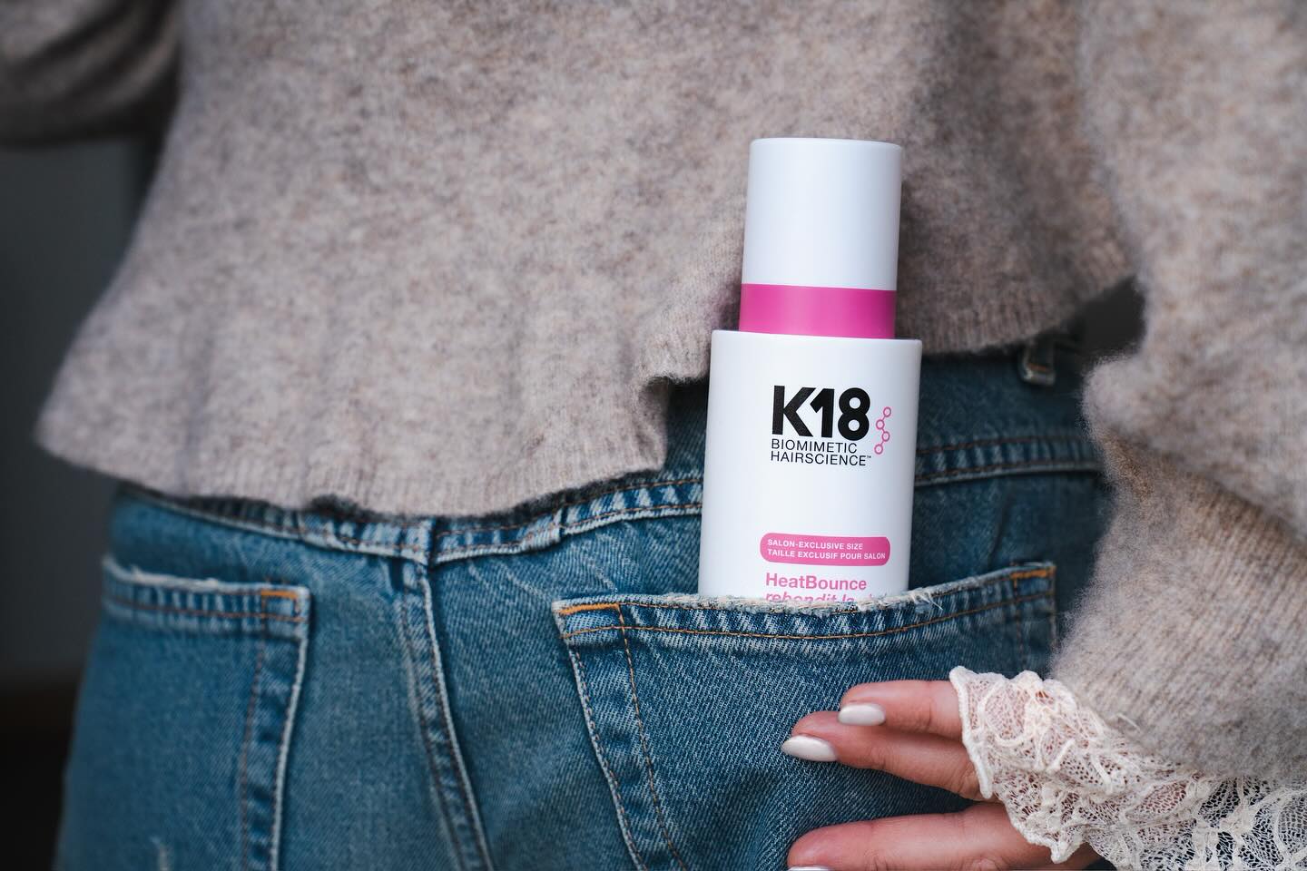 K18 Heat Bounce, de perfecte leave-in spray met hittebescherming voor wie graag föhnt, stijlt of krult zónder het haar te verzwaren. Beschermt tot 232° en vermindert pluis. Lichtgewicht verzorging met een zachte gladde finish. Veilig voor gekleurd en beschadigd haar 🤍
Gebruik het op handdoekdroog haar, spray op lengtes en punten, doorkammen en stylen.
#K18 #HeatBounce #HeatProtection #HealthyHair #SalonFavorites #k18heatbounce