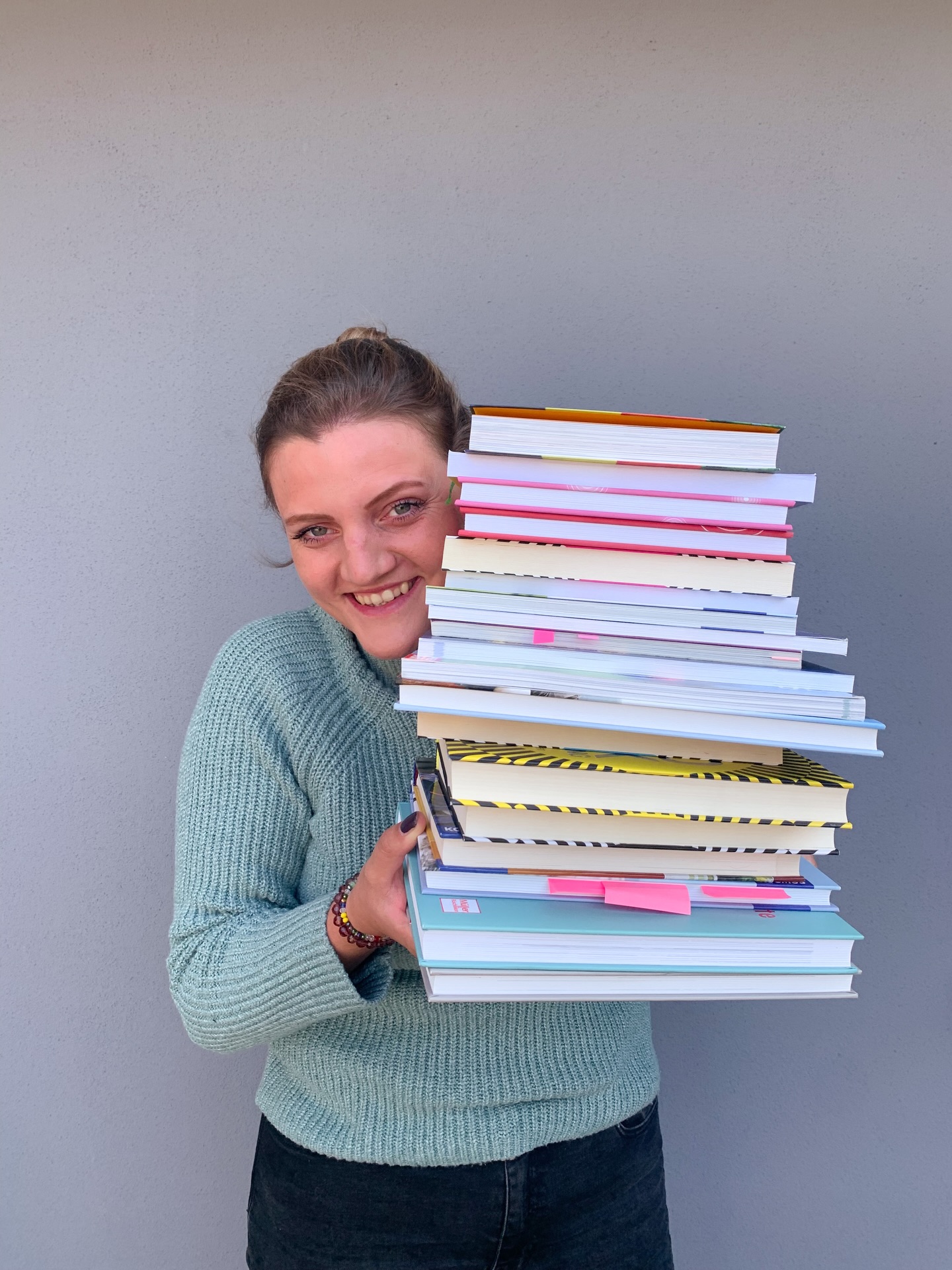 📚✨ Was verschenkt ihr dieses Jahr zu Weihnachten?
Ich war gerade in unserer Buchhandlung in Plön
So liebevoll ausgesuchte Bücher, Kalender und kleine Schätze, die sogar gleich weihnachtlich verpackt werden🙏🏻:
• schöne Themen für alle, die Inspiration suchen
• interaktive Kinderbücher, die richtig Spaß machen
• großgeschriebene Ausgaben für Senior:innen
• Gute-Laune-Geschichten für wirklich jeden
Und ganz ehrlich: Ich kaufe unglaublich gern Bücher. Weil es entschleunigt. Weil es gut tut. Und weil ich mir wieder angewöhnt habe, jeden Abend ein paar Seiten zu lesen 💪🏼
Dieses kleine Ritual ist für mich ein echter Ruheanker geworden.
Vielleicht geht’s euch ähnlich? ❤️📖✨
Was landet bei euch unter dem Weihnachtsbaum? 🎄😊