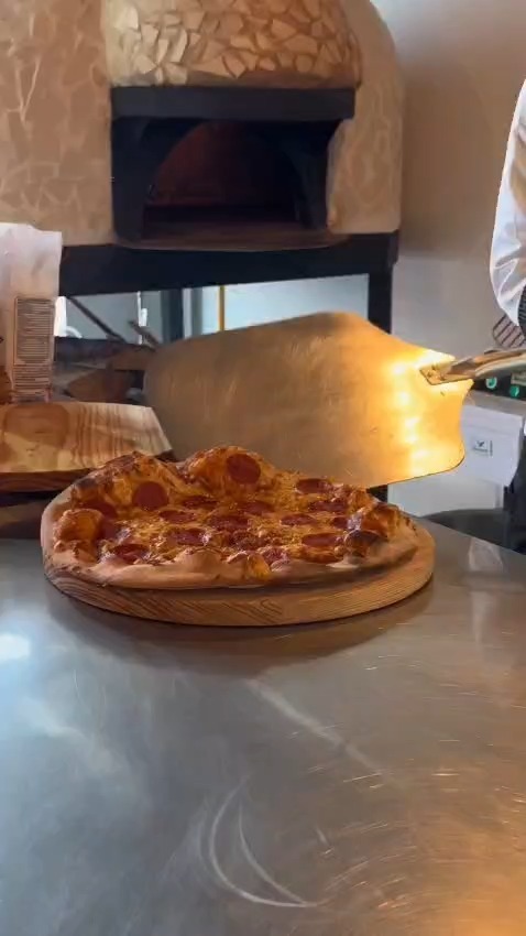 ¿Sabías que la pizza que llega a tu mesa tardó 2 días en prepararse? 😱
En Pizza & Totó no tenemos prisa, tenemos pasión. Dejamos fermentar nuestra masa 48 horas completas para que sea ligera, crujiente y te caiga súper bien.
Ven a probar la diferencia, ¡te prometemos que vale la pena la espera! 👇
📍 Visítanos en: Explanada Pachuca | Explanada Puebla | Santa Matilde
#PizzaYToto #PizzaArtesanal #Pachuca #Puebla #AmorPorLaPizza #MasaMadre #FoodiesMexico