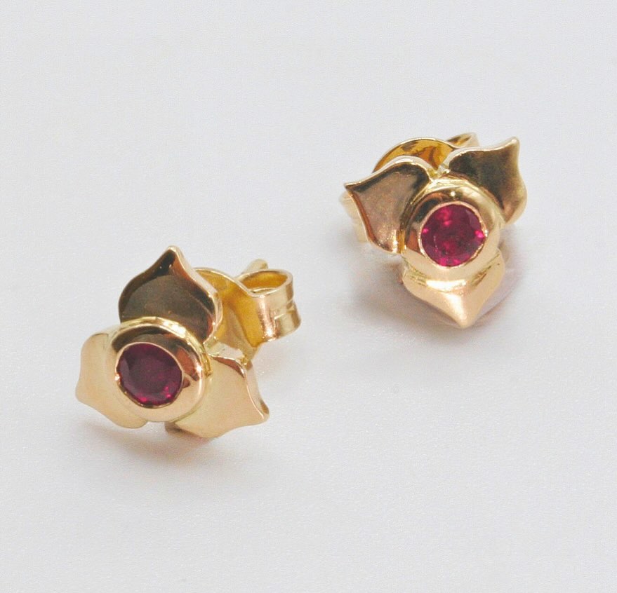 Boucles d’oreilles or 750/000 et rubis ❤️
Inspirées des anciens chapiteaux et de l’entrée du cloître de Chalon sur Saône 📍
Rendez-vous 32 rue aux Fèvres à Chalon sur Saône 📍
Atelier de création de bijoux en pierres gemmes, or 750/000 ou argent 925/000 💎 Services de réparation, transformation & enfilage 💍
#chalonsursaône #artisanbijoutiercréateur #bijouteriechalonsursaône