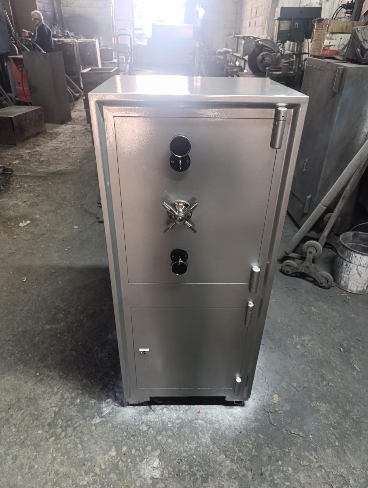 105cm Boy 46cm En 36cm Derinlik çift kapılı ekstra kilitli bölmeli çelik kasamız #çelikkasa #kasa #güvenliksistemi #evkasa #evgüvenliği
#işyerigüvenliği #gaziantep #gaziantepkasa #kasanedir
#yangınkasası #çelikgüvenlik