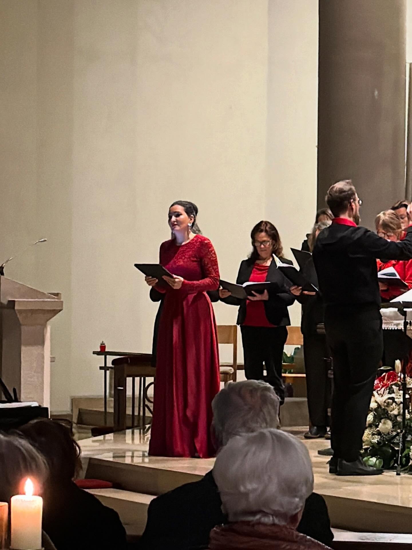 On the evening before the First Advent, I had one of the warmest concerts.
Singing and making music with @kammerchor_krefeld and @meghanbehiel Meghan Behiel felt so beautiful
.
.
.
.
.
.
#kamerchorkrefeld #annamoog #advent #christmas #weihnachten #klassik #sacralmusic