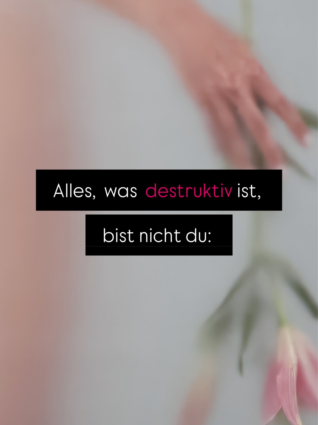 Manchmal verwechseln wir uns selbst mit dem, was uns verletzt hat.
Wir halten destruktive Muster für „typisch ich“.
Wir glauben, wir wären dramatisch, schwierig, sensibel, „zu viel“.
Aber das stimmt nicht.
Destruktiv bist nicht du.
Destruktiv ist nur das, was dein Nervensystem gelernt hat, um dich zu schützen.
Und irgendwann wird dieser Schutz zur Last.
Eine Last, die du für deine Identität hältst.
Dieses Jahr war für mich der Moment, an dem ich begriffen habe: Ich bin nicht der Schmerz.
Ich bin die, die daraus erwacht.
Wenn du das fühlst — das ist das Herz von Unholy December ✨🌒
Der Monat, in dem wir aufhören, unsere Wunden für unser Wesen zu halten.
Und wieder zurück in uns selbst finden. 🖤
Love, E 🫀
BODYWISDOM
EMBODIMENT
FEMALE EMPOWERMENT
SENSITIVE
#unholydecember #nervensystemregulation #healingjourney #innerwork #selflovejourney #emotionalhealing #shadowwork #traumasensitiv #achtsamkeit #selbstführung #embodimentjourney
