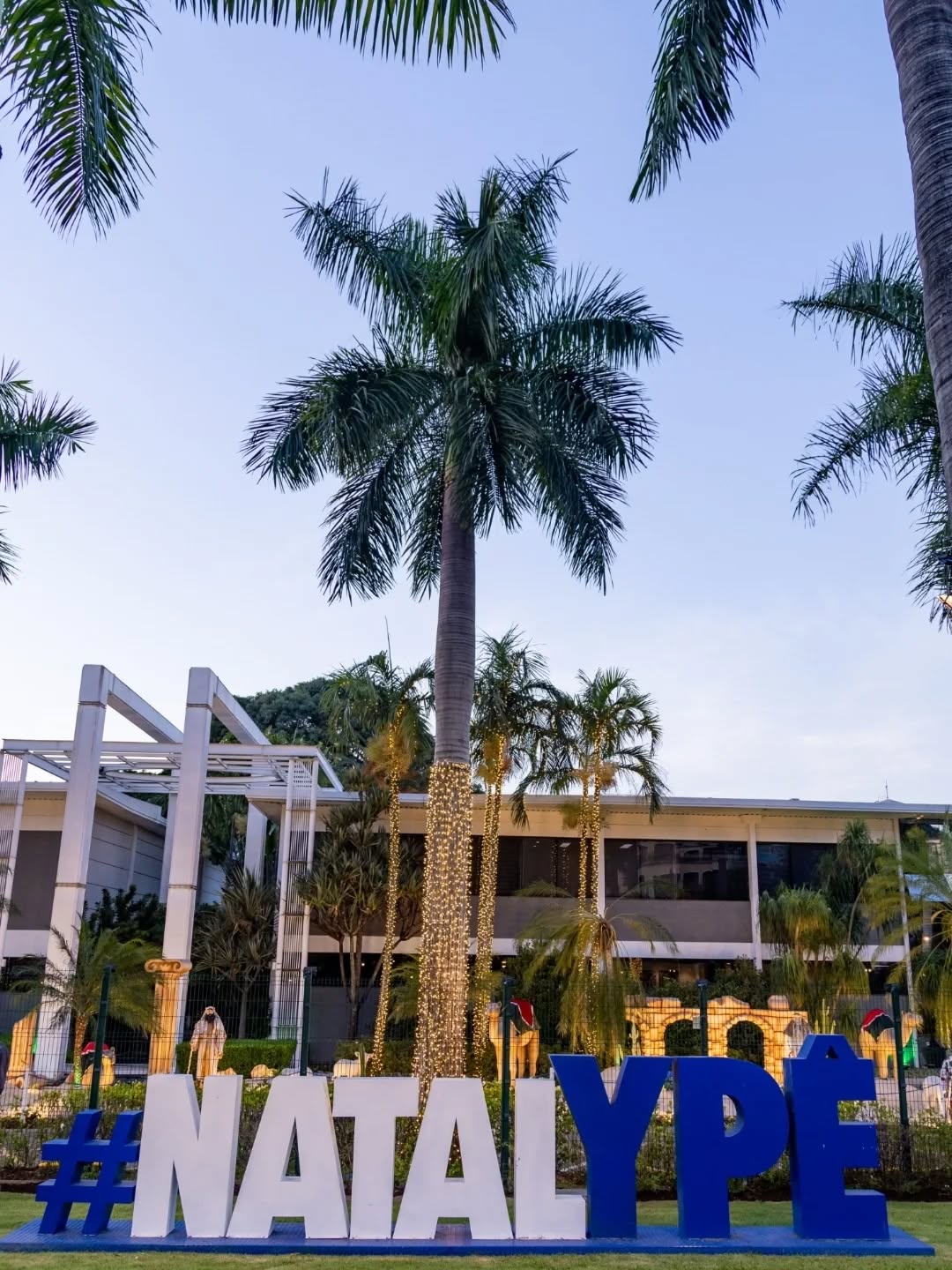 Natal Ypê 2025, espera por você, famílias e amigos para uma experiência única, emocionante e de muita comemoração! 💙🌟
Nossa decoração está aberta ao público de 28 de novembro a 24 de dezembro de 2025, às sextas, sábados e domingos, e também nos dias 22, 23 e 24 de dezembro (segunda, terça e quarta-feira), das 19h às 22h.
🎅💙🎄🌟