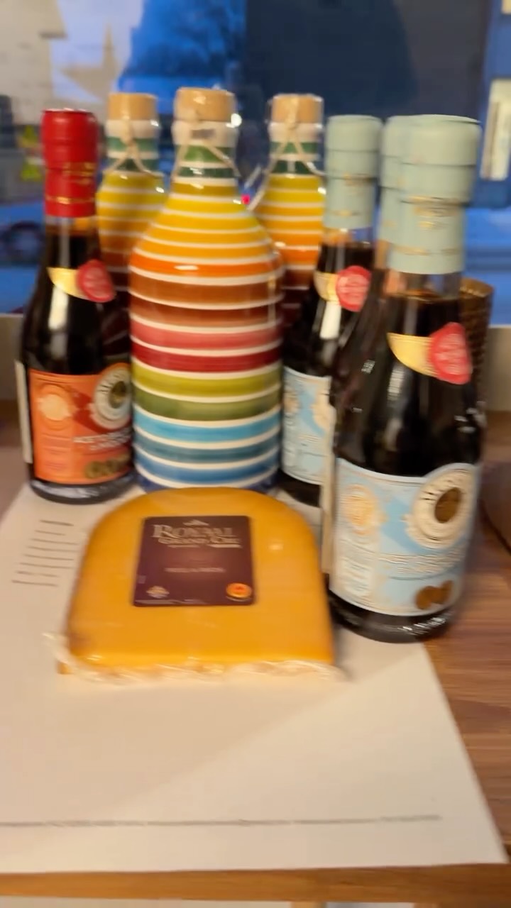 Slik ser det ut hos oss i dag. Pakk etter pakk – og ja, hver eneste ordre går ut med en Muraglia-olje. Folk har skjønt greia!
#muragliaoilveoil #bestselger #pizzashop #kongsberg