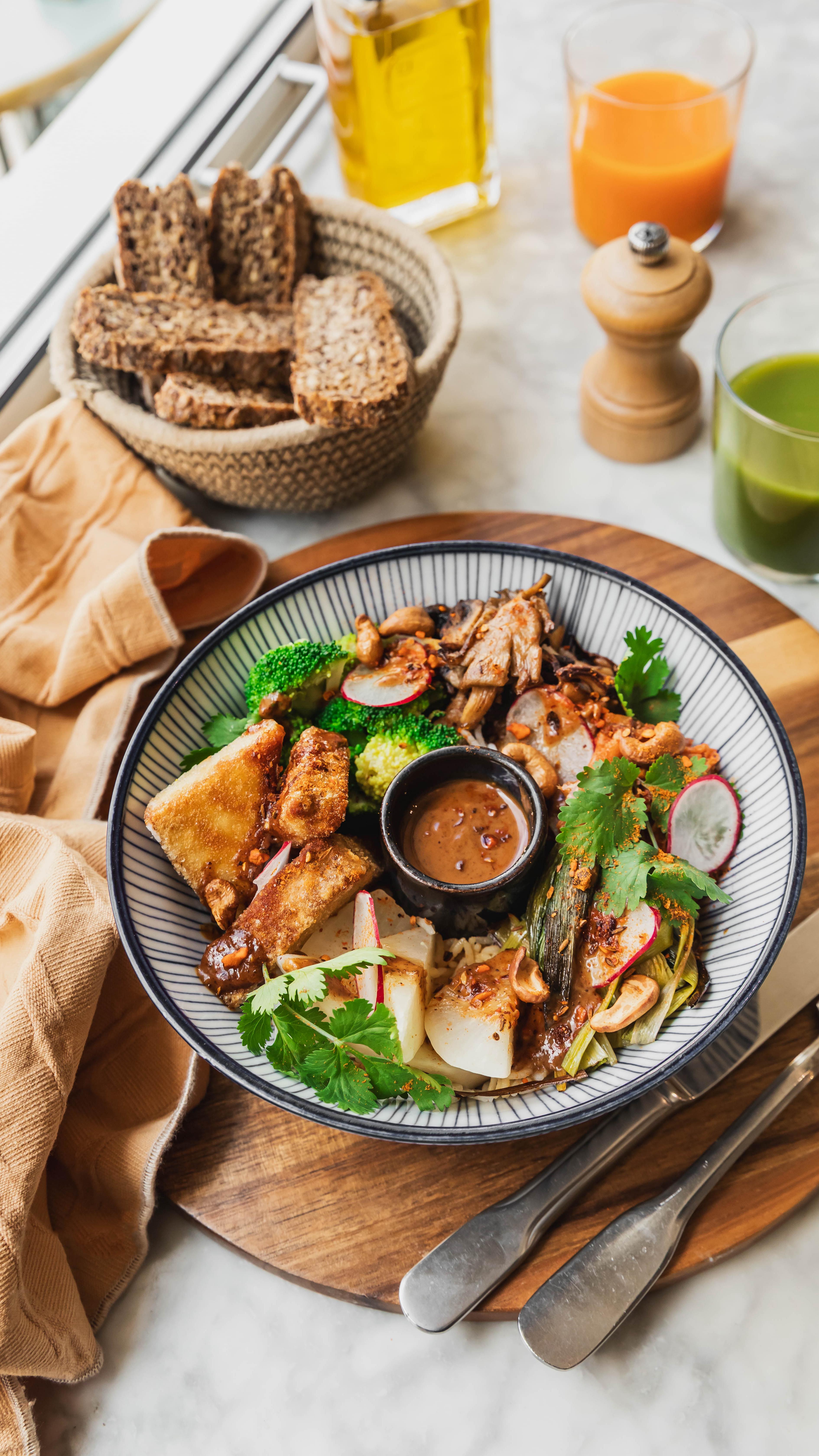 EAT WELL, ALL DAY 🌞
Peu importe le moment de la journée où vous passez à la Grande Épicerie, Judy est là pour vous régaler.
Petit dej, déjeuner équilibré, pause gourmande ou apéro coloré… de quoi varier sans jamais renoncer au plaisir !
📸 couverture @alicepages
#glutenfree #sansglutenparis #healthyparis #healthyrestaurant