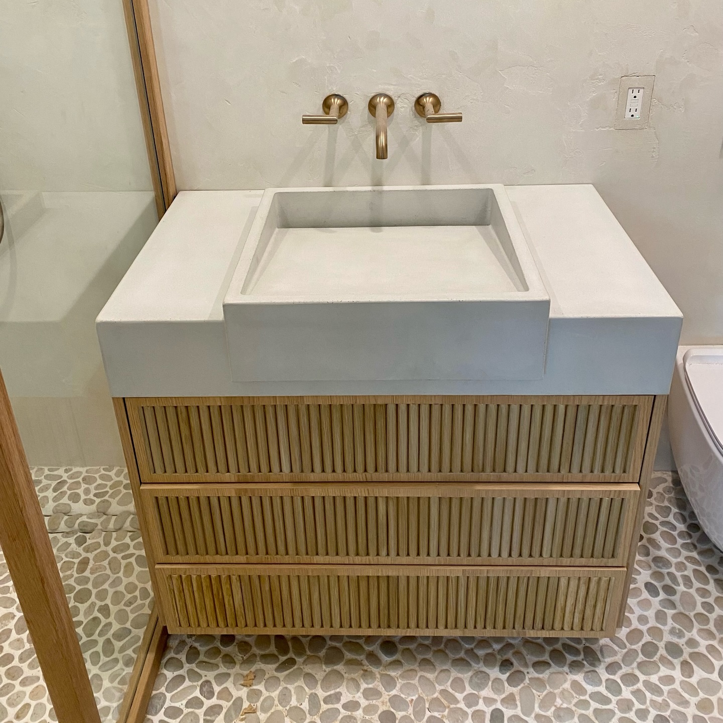 A seamless moment in concrete.
Custom integrated sink with clean geometry, soft texture, and lasting durability — handcrafted from start to finish by our studio.
#ArchitecturalConcrete #CustomSink #LuxuryBathroom #ConcreteArt #DesignBuild #ModernInteriors