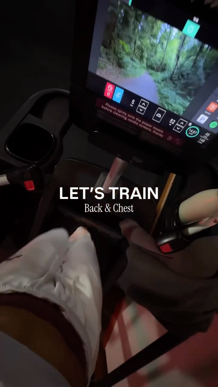 Let’s train back and chest 🦋💫
Workout powered by 1 hour of sleep 🥲 Discipline got me there, not motivation ⚡️
Wearing @oneractive
#oneractive #backworkout #femalemuscleup