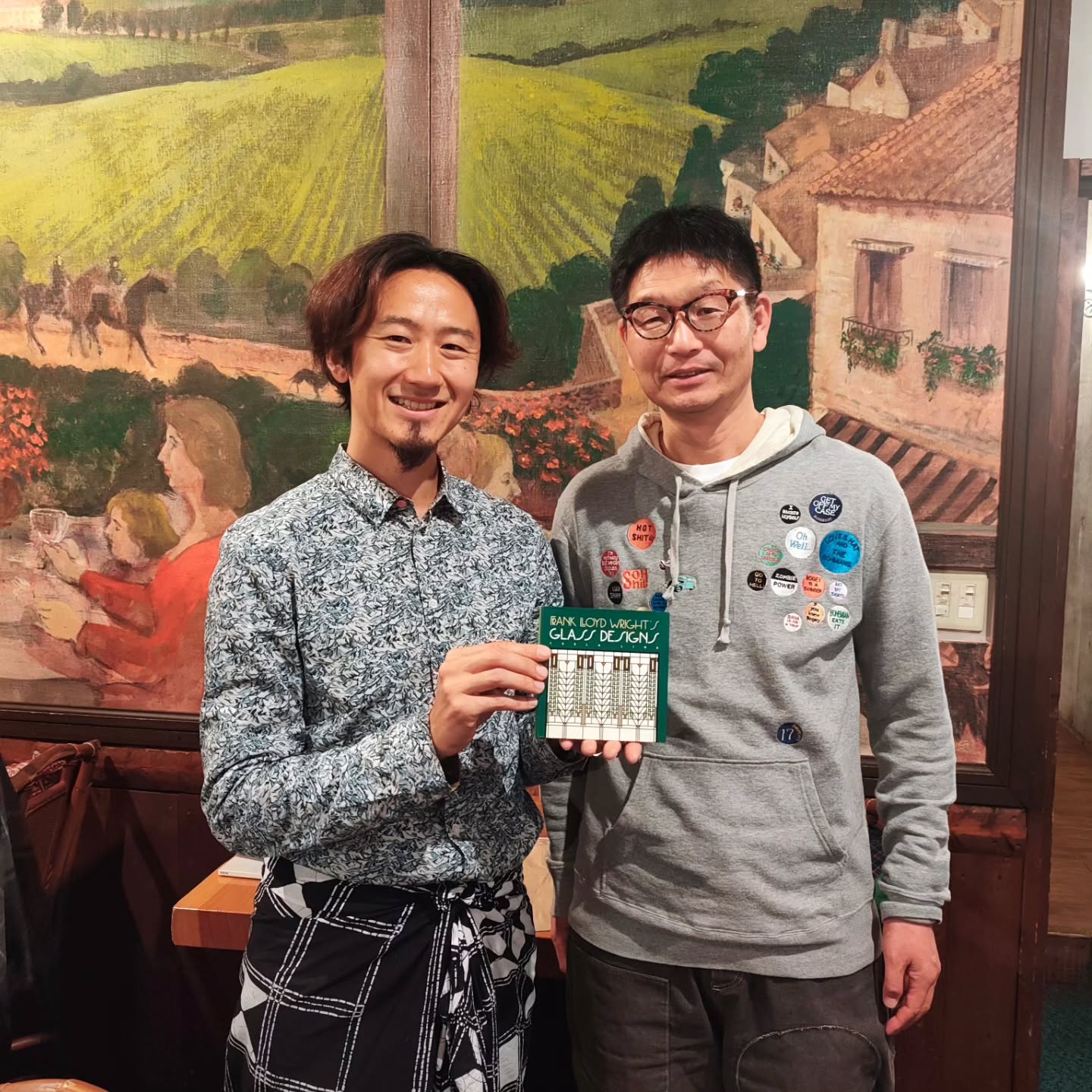 \フランク・ロイド・ライトの窓デザイン/
本とブックカバーが出会う物語を提案するブックカバー・ソムリエの杉田昌隆さん
@asslowaspossible
よりArchitecture Book Bridge Sri Lanka🇱🇰にモダニズム建築の巨匠フランク・ロイド・ライトの装飾的で美しい窓ガラスデザインの作品集をご寄贈いただきました。
ありがとうございます🙏
彼がアメリカへ旅に行ったときに現地で購入された書籍は、表紙やテキストの書体までライトの有機的建築をブックデザインで表現しており、眺めているだけで美しいです。
スリランカでも昔の古民家へ行くと、窓に花柄を模した模様の鉄や木製の格子があったりと機能だけでない美を感じる事ができます。スリランカの建築学生にもライトの窓デザインを読んでもらえたらと思います😊
―――――――――――――――――――
🇯🇵シェア希望🇱🇰
【Architecture Book Bridge Sri Lanka】は、
スリランカの建築学生へ建築書籍を届けるボランティアプロジェクトです。
書籍の寄贈や支援を通して、世界とスリランカをつなぐ
“本の架け橋”を一緒に作ってくださる方を募集しています📚🌏
【2025年11月末に発生したサイクロン『ディトワ』によるへの援助として、災害対策や復興をテーマにした建築や土木の書籍の受け付けを強化しています🙏】
📘【書籍寄贈の手引き】
スリランカへ建築旅行を予定している方、または
行くご友人がいらっしゃる方は、ぜひこちらをご覧ください。
現地で気軽に本を寄贈する方法をまとめています。
🔽
@abb_srilanka
プロフィールのリンクからご確認いただけます。
📩 現地へ行けない方も、
寄贈をご希望の場合はDMにてご相談ください。
📚 英語が好ましいですが、写真・図面・ダイアグラムなど視覚的に理解しやすいものでしたら日本語の本でもOKです!
期限は設けておらず、いつでもご参加いただけます👏
活動を広げていくために、
投稿のシェア・いいね・コメントをぜひお願いします🙏
もちろん、書籍の寄贈を検討していただけたら本当に嬉しいです✨
#ArchitectureBookBridge #スリランカ #SriLanka #bookdonation #建築書籍 #バワ建築 #建築家の本棚
#ditwahcyclone