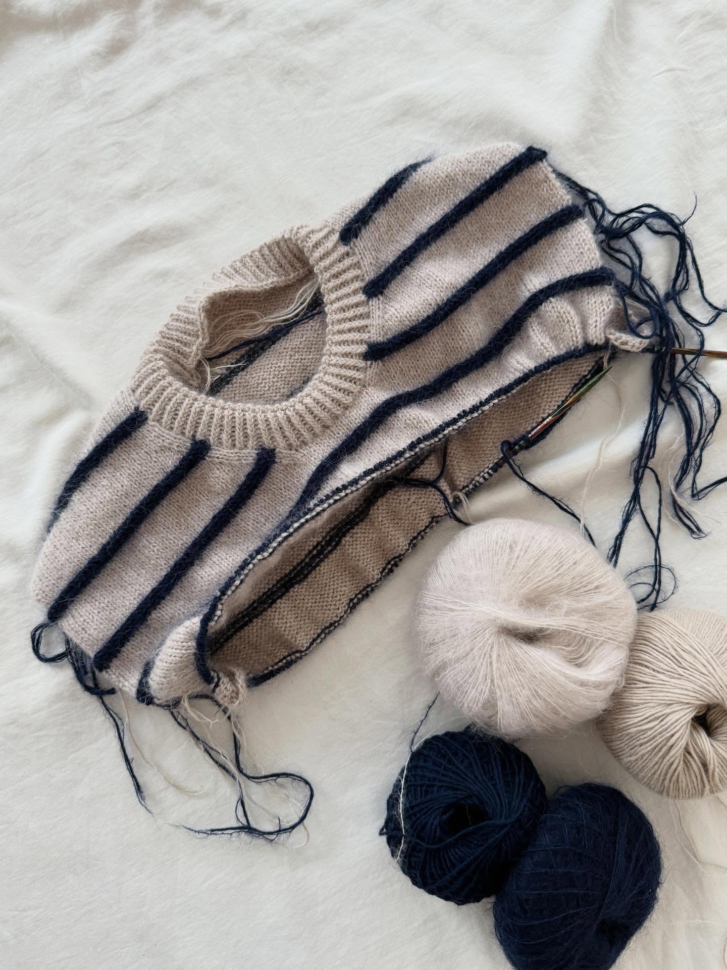 Finally! This sweater is on my needles again and I couldn’t be happier about how it’s coming along ☺️ Furthermore, I tracked the knitting time for the I-cord stripes and turns out they don’t take as long as it felt at first 😂 But the result is just amazing as it adds a lot of texture and depth to a classic sweater design 💗
.
.
.
Pattern in progress by me: #bridgetsweater
.
Wool: Silkhair in Nachtblau und Hellbeige and Ecopuno in Nachtblau und Sandbeige by @lanagrossa
.
#knitting #knittinglove #knittingaddict #knitknitknit #nevernotknitting #iloveknitting #imakemyownclothes #handmade #diy #knitwear #contemporaryknitwear #getyourkniton #knitspiration #knittingismyyoga #knittinginstagram #knittingismyyoga #knitter #knittersgonnaknit #knittersoftheworld #knit #strikking #strikk #tricoter #tejer #tejido #breien #stricken #strickenmachtglücklich #strickenmachtsüchtig