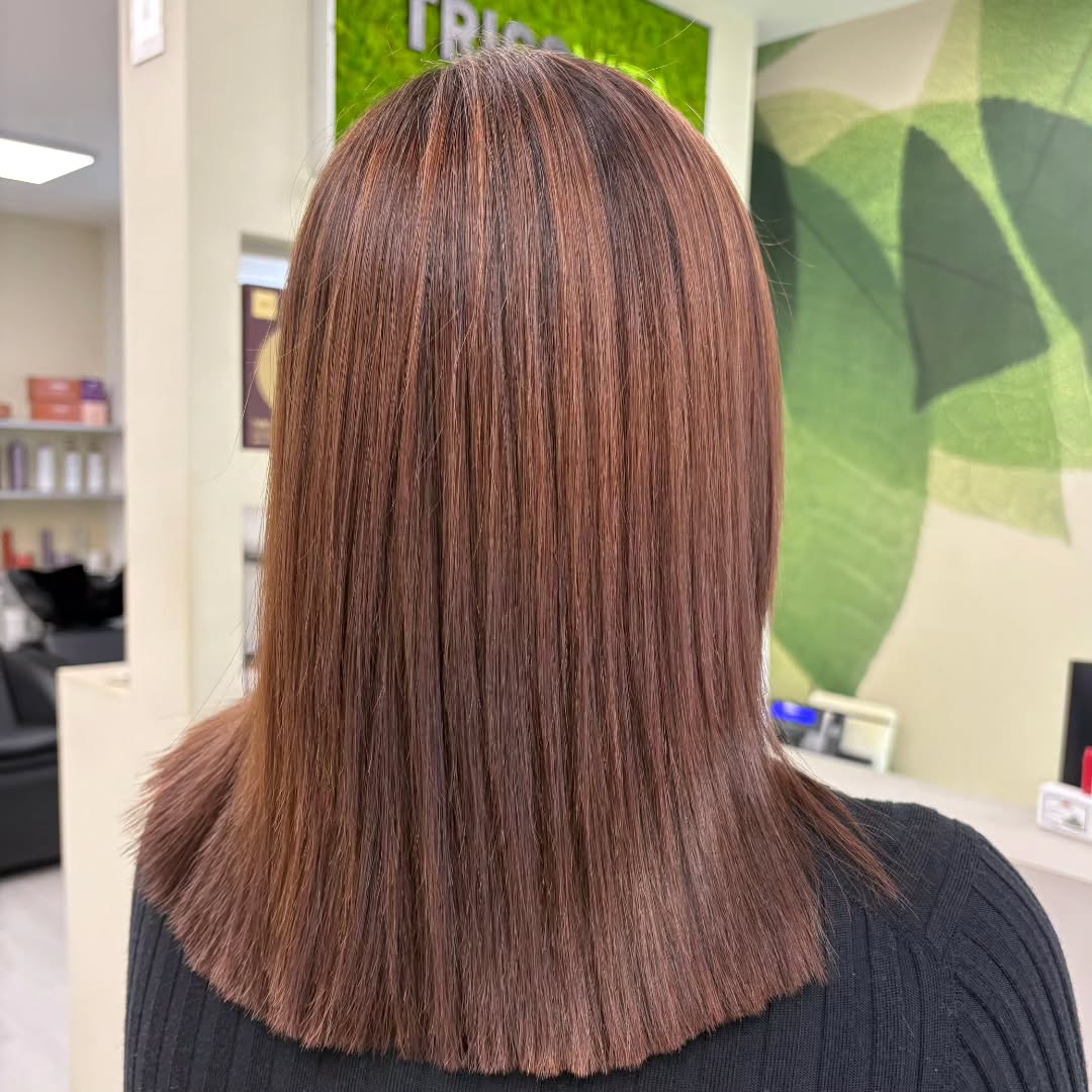 UN COLORE NATURALE, LUMINOSO E SENZA COMPROMESSI🌿✨
Per questo look abbiamo scelto Elite, il nostro colore professionale senza ammoniaca, ideale per rispettare anche le cuti più sensibili e lasciare i capelli morbidi e lucenti.
Sulle lunghezze, invece, abbiamo applicato il nostro Color non Color: una tonalizzazione intelligente, a pH acido, che ravviva il colore esistente senza stressare o appesantire il capello.
Il risultato? Una chioma sana, brillante e piena di vita, dal tono uniforme e delicato!
Vuoi anche tu un colore bello… e sano?
Scrivici per una consulenza personalizzata 💚
#TricoVita #ColorazioneNaturale #CapelliSani #EliteColor #ColorNonColor #ParrucchieriProfessionisti #parrucchierecastelleone #iprimispecialistinelbenesseredeicapellisottiliediradati #TricovitaLab