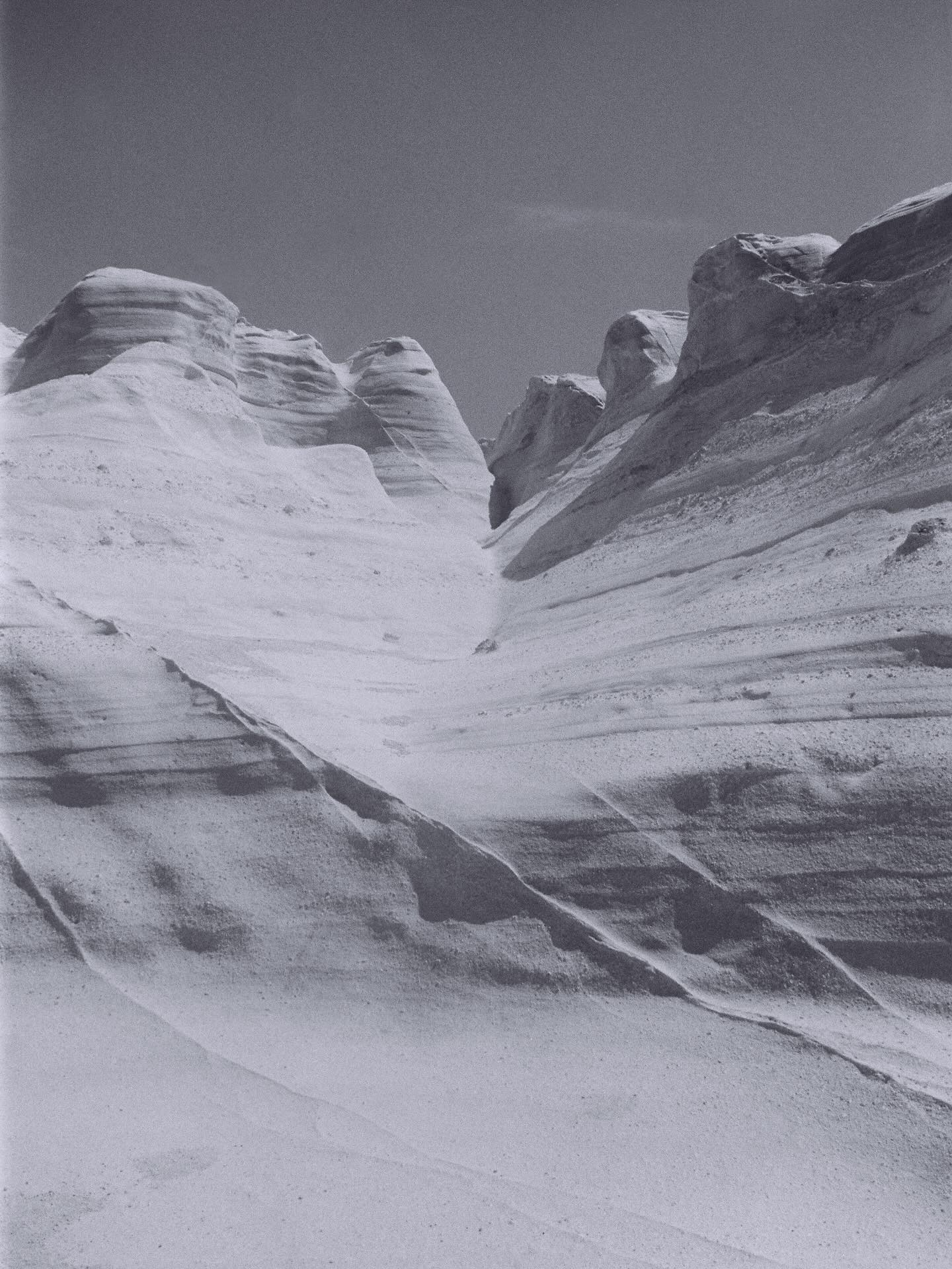 #offrezdelart
« L’homme est dans le monde comme dans sa maison », écrit Heidegger.
Cette idée m’accompagne face à ce diptyque : il montre comment un paysage, seul puis habité, se
transforme.
La première image révèle les reliefs des roches de Milos, façonnés lentement par le temps.
La seconde montre deux femmes allongées, cherchant presque à se fondre dans ce décor.
Être au monde consiste peut-être simplement à s’accorder à ce qui nous entoure. » Thaïs Bacquerot
@thaisbacq
2 photographies par Thaïs Bacquerot :
Les rocheuses
Tirage argentique lambda
Août 2024
42 cm x 59,4 cm (A2)
Ed 1/12
Prix : 450€
Les roches
Tirage argentique lambda
Août 2024
42 x 59,4 cm (A2)
Ed 1/12
Prix : 450€
Prix pour le diptyque : 800€
📸🎞️Thaïs Bacquerot née en 2003, est une jeune photographe, réalisatrice et actrice diplômée des Gobelins Paris, l’école de l’image en 2024, elle réalisera la même année son premier court-métrage « CINÉCAB », puis son second projet, « Les Jouets Cassés », une mini-série, en 2025.
En parallèle, de ces projets cinématographiques, elle continue sa pratique photographique, qui cherche constamment l’intime dans notre rapport à l’autre, au monde.
#collectionstephaniepeyrissac #photo