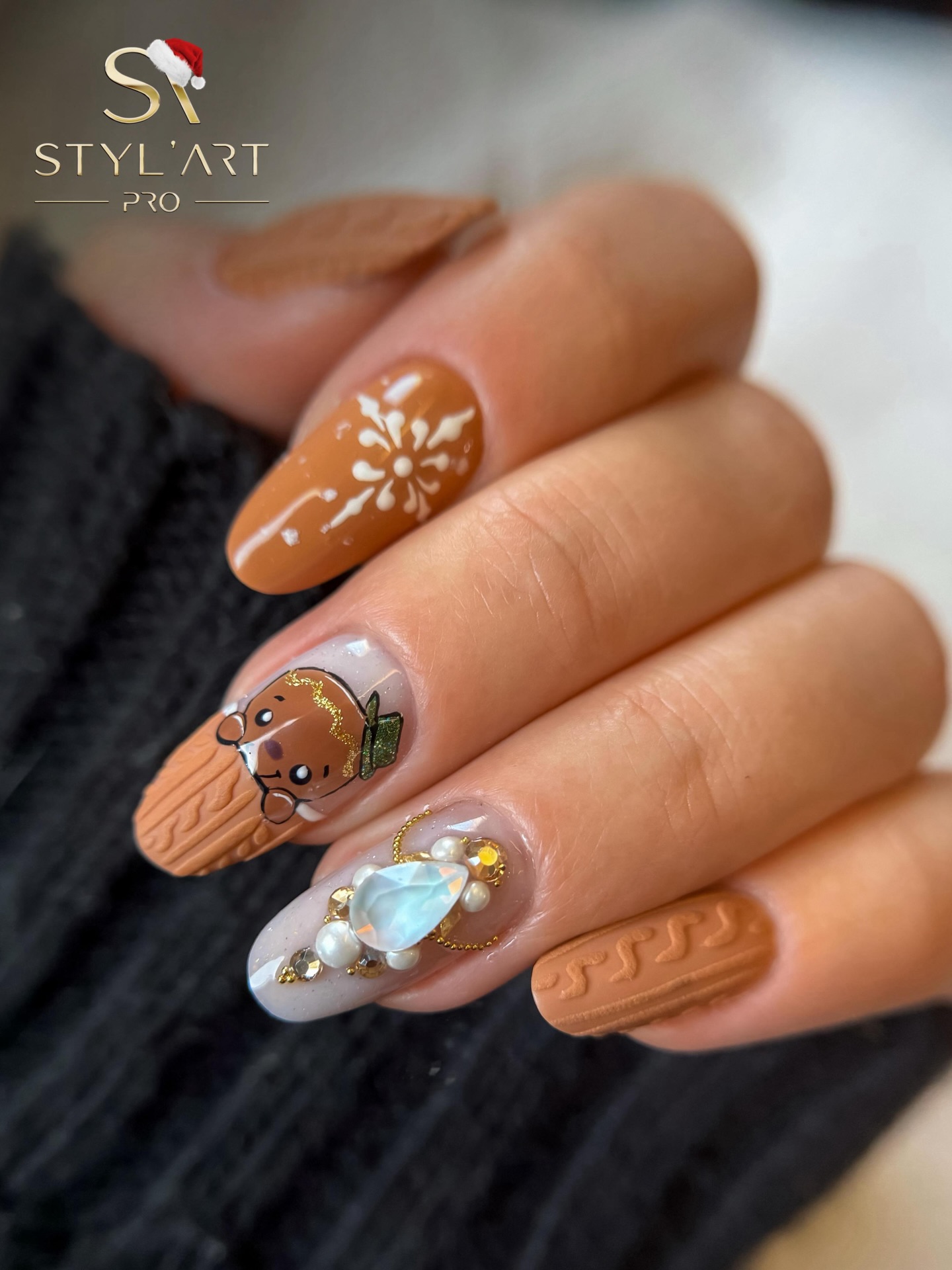 ✨ Pose réalisée par notre ambassadrice Jacqueline @serpent.art.samoens ✨
Elle a sublimé cette manucure avec notre vernis Tan Caramel ainsi que notre Snow Flakes Top Coat, pour un rendu doux, raffiné et parfaitement adapté à la saison ❄️🤎
Cette création combine subtilement différentes techniques : effet pull, nail art et composition de strass pour une finition élégante et harmonieuse ✨
💬 N’hésitez pas à nous dire en commentaire ce que vous pensez de cette réalisation !
Produits utilisés :
Smooth Diamond Milky White
Vsp Ultra White
Vsp Tan Caramel
Crystal Shine Top Coat
Snow Flakes Top Coat