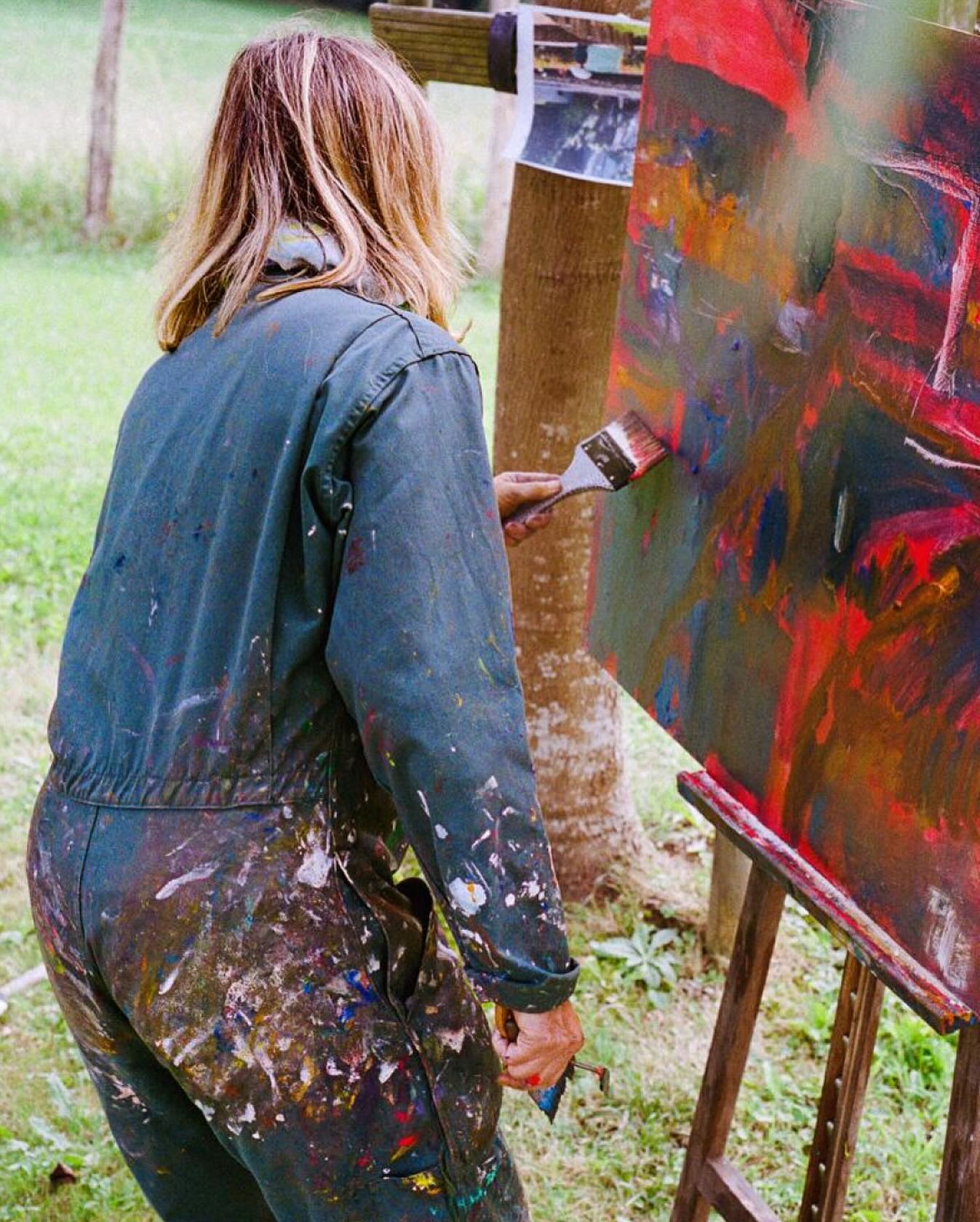 Il y a des jours où peindre, c’est respirer autrement.
Dans le jardin, entre ciel et feuilles, je laisse les couleurs se mêler au vent.
La toile se charge du reste.
Hizelaya